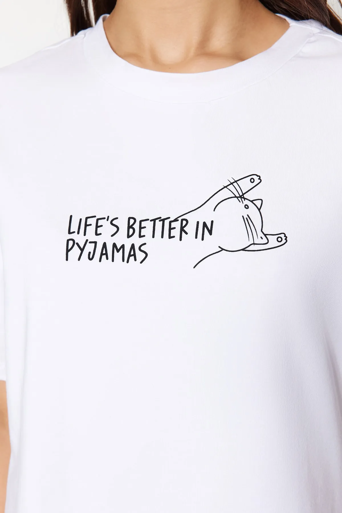 Trendyol Collection  Weiß gestreiftes Baumwoll-T-Shirt-Shorts-Strick-Pyjama-Set mit Slogan-Print THMSS23PT00228