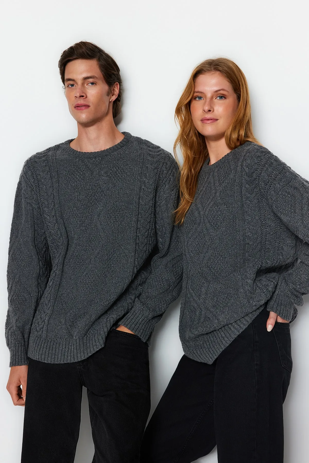 Trendyol Collection  Grauer Oversize-Strickpullover mit weitem Schnitt und Rundhalsausschnitt aus geflochtenem Haar TMNAW23KZ00280