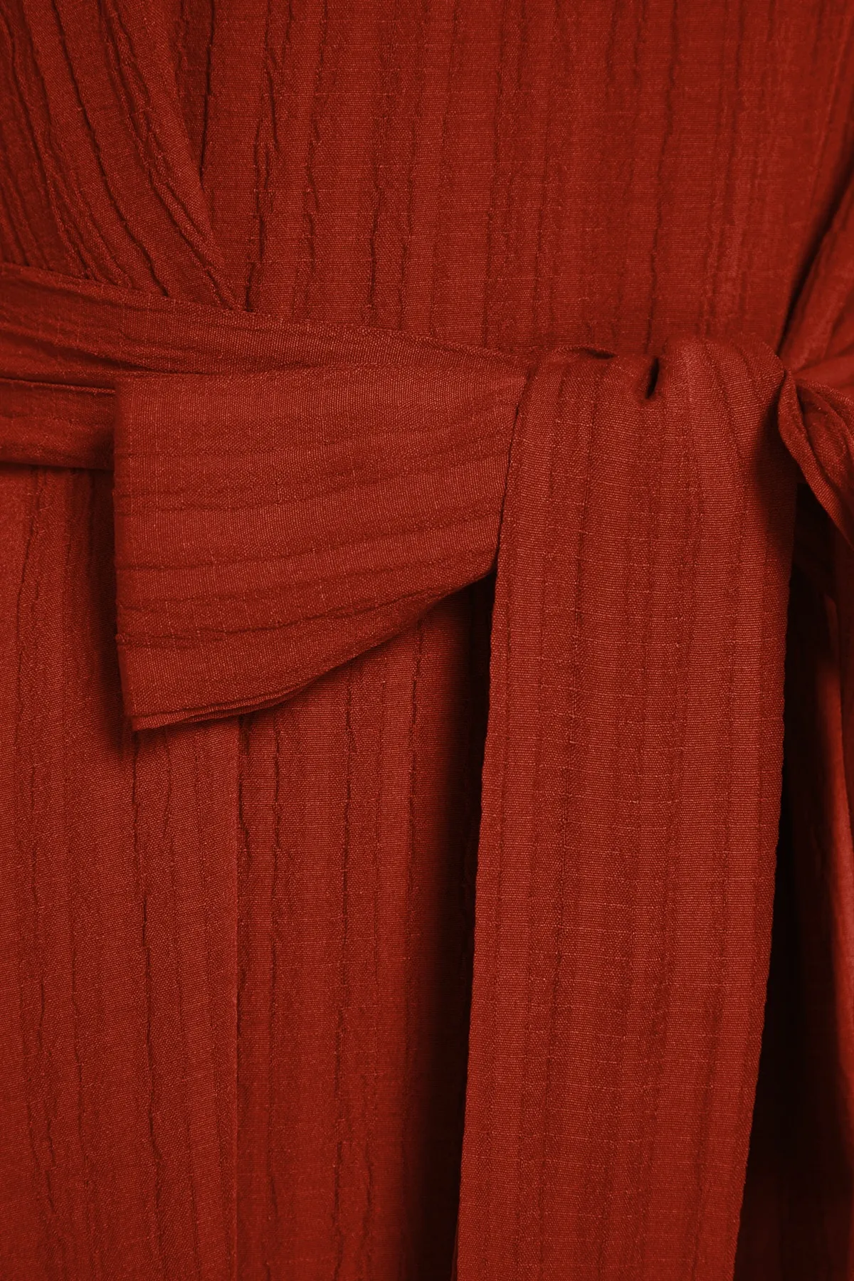 Trendyol Modest  Zimtfarbenes Kleid aus Viskose-Mischgewebe mit Gürtel, Rüschen an den Schultern und Volant-Futter TCTSS23EB00290