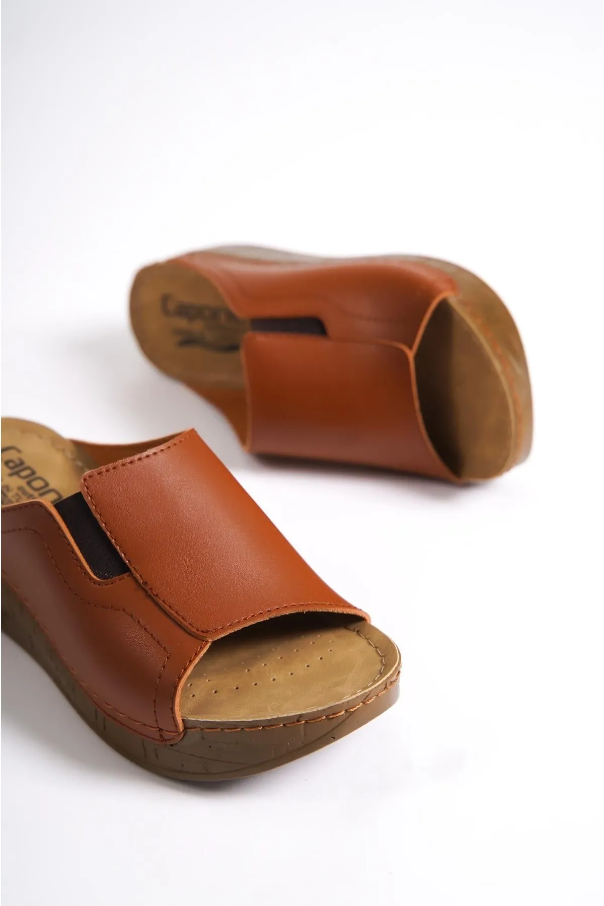 Capone Outfitters  Anatomisch weiche, bequeme Mutterhausschuhe mit Keilabsatz