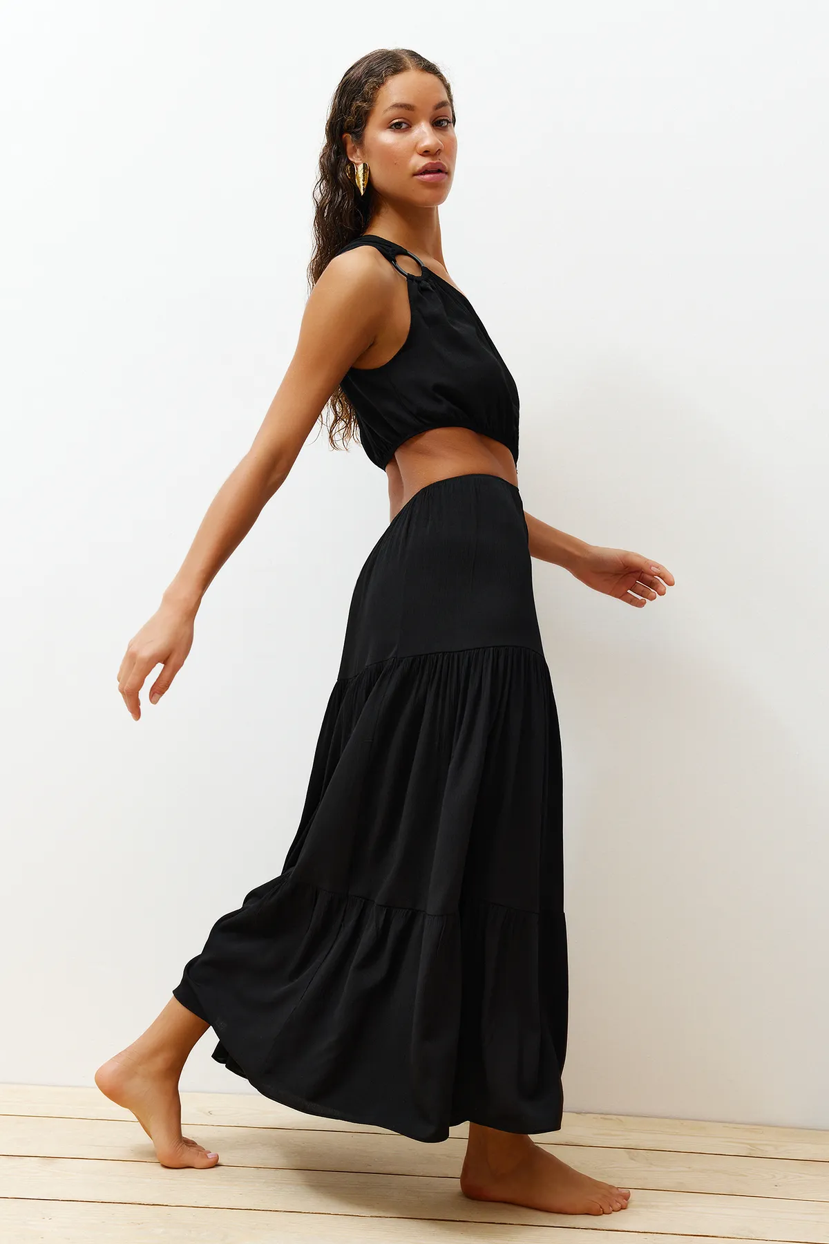 Trendyol Collection  Schwarzes, gewebtes Maxi-Strandkleid mit Ausschnitt/Fenster und einer Schulter TBESS24EL00010