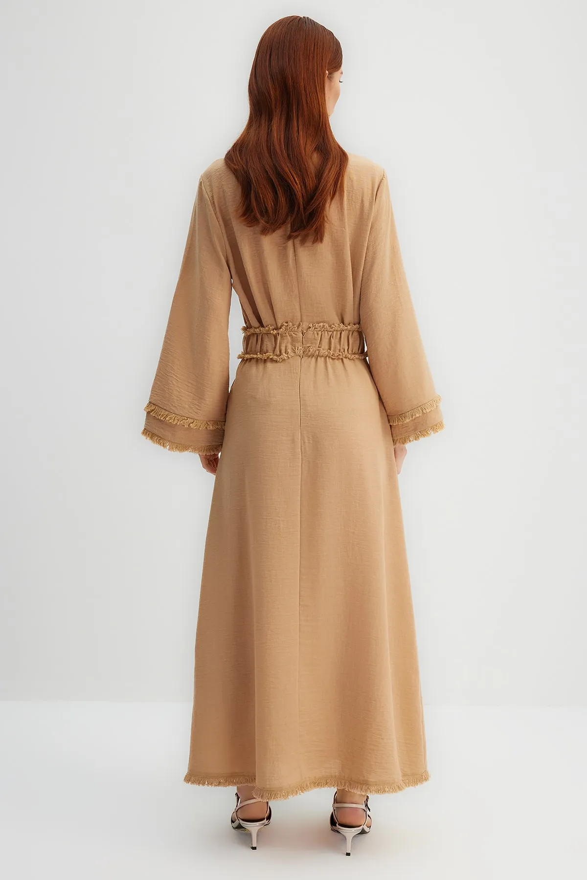 Trendyol Modest  X Kevser Sarıoglu Beigefarbener gewebter Rock mit Quastendetail an der Taille TCLSS23EE00000