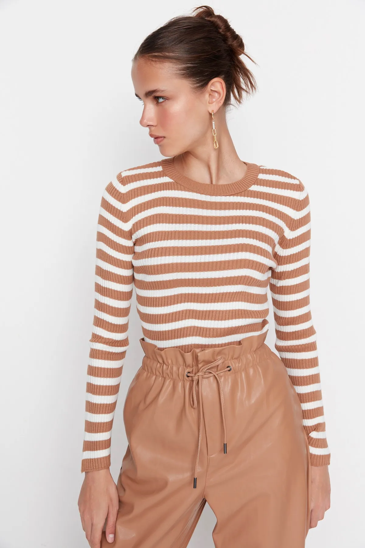 Trendyol Collection  Kamelfarbener Basic-Strickpullover mit Streifen TWOAW21KZ0942