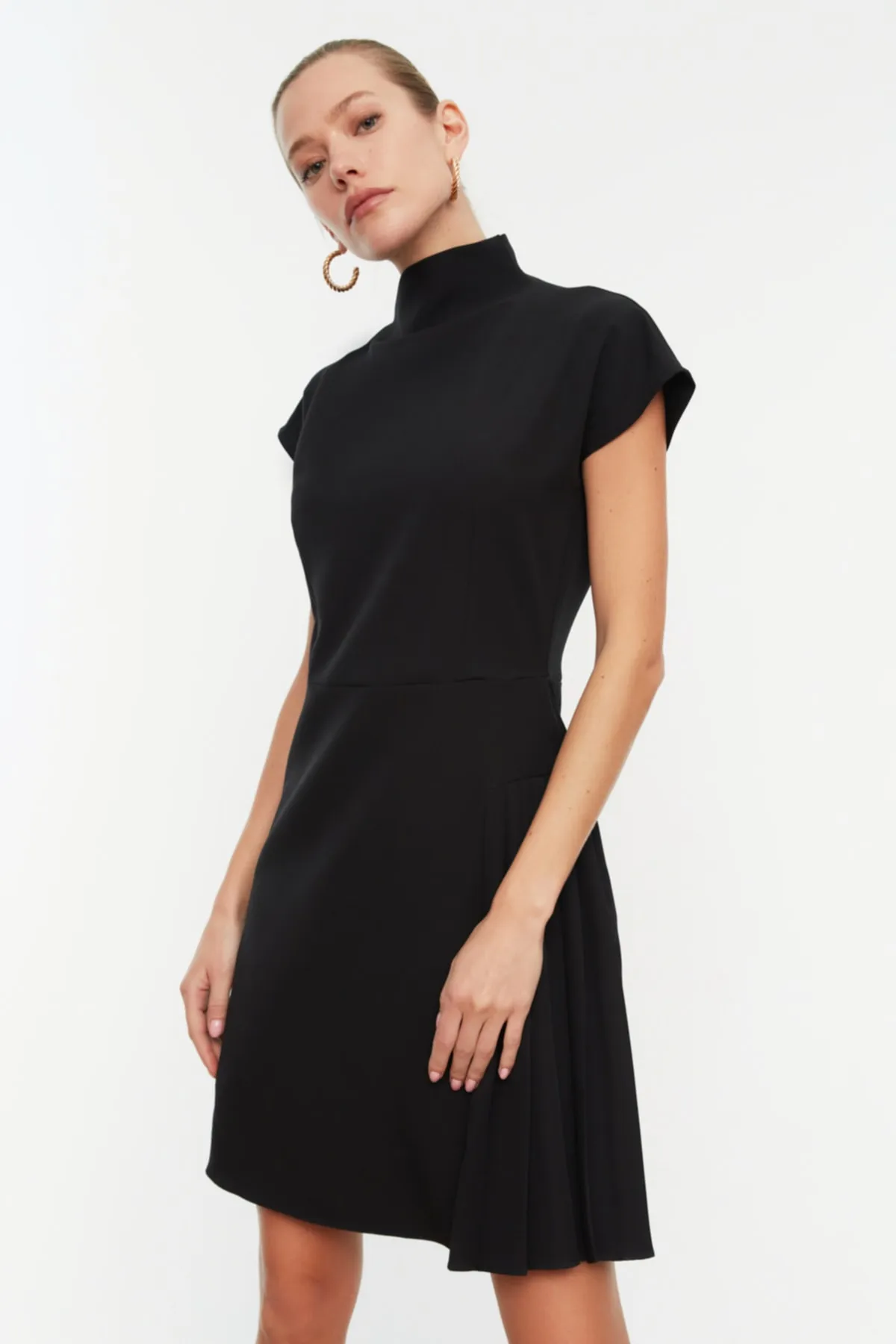 Trendyol Collection  Schwarzes Mini-Webkleid mit hohem Kragen und A-Schnitt TWOSS21EL0321