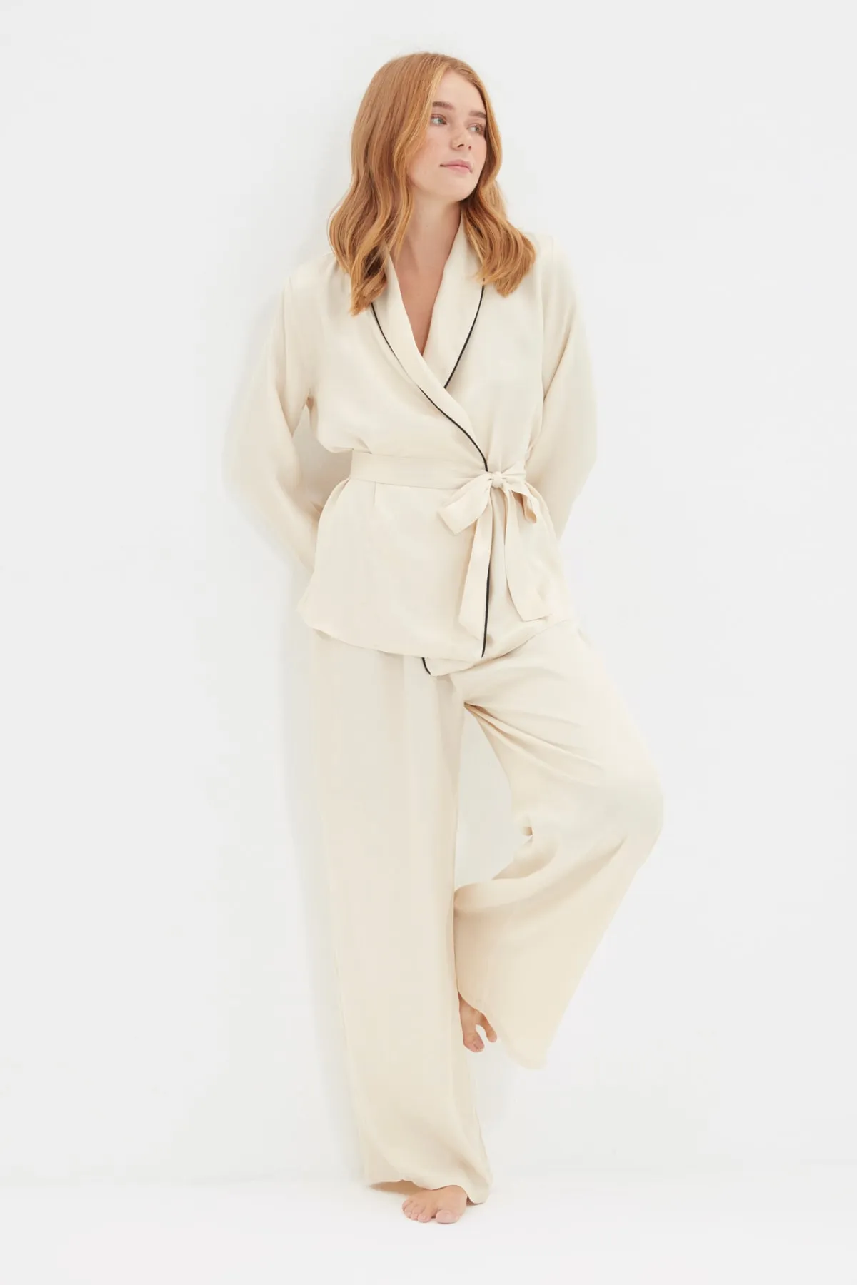 Trendyol Collection  Beiges, zweireihiges Pyjama-Set aus Viskose-Hemd und -Hose mit Paspelierung THMAW22PT1109