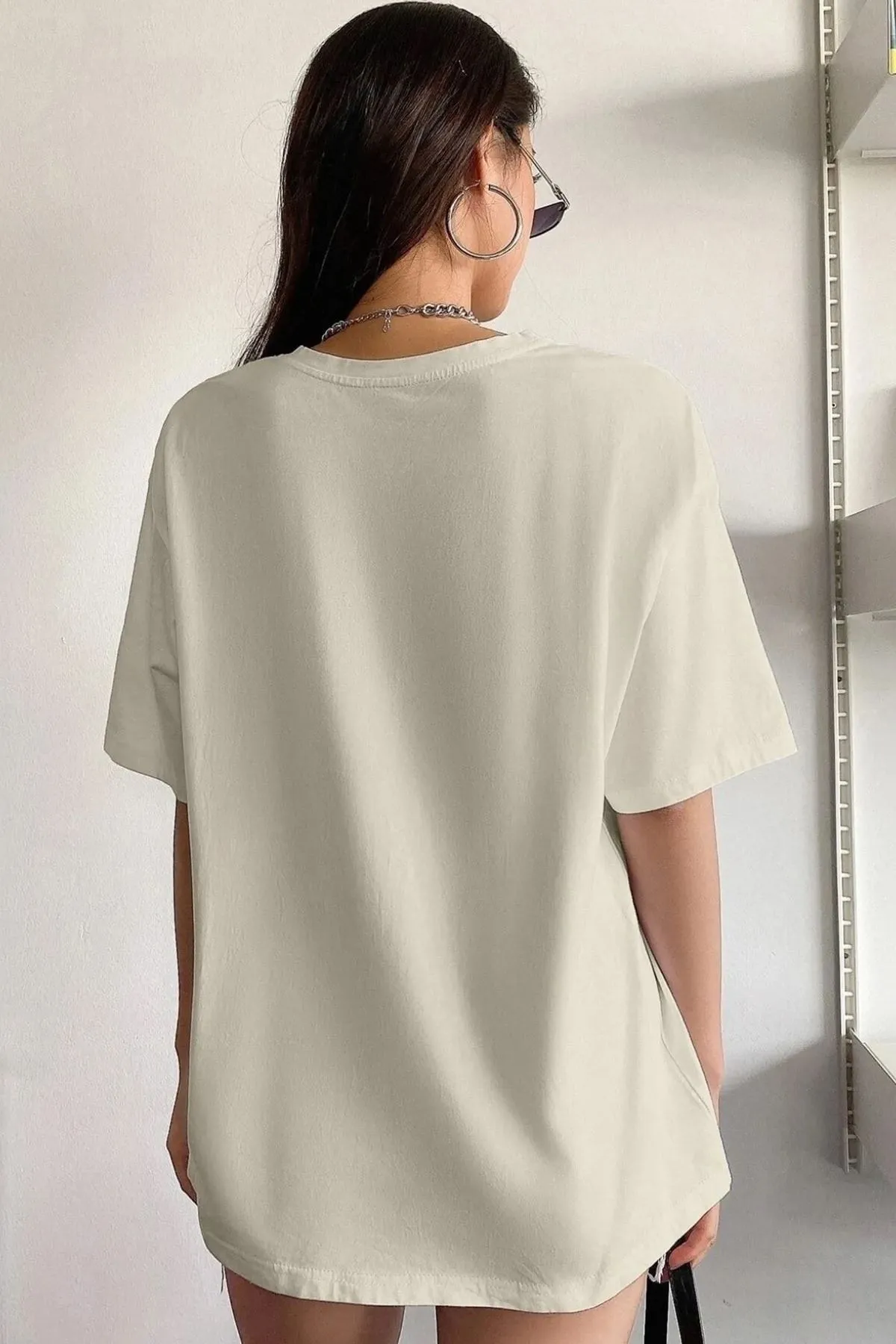 uyguntarz  Beiges bedrucktes Oversize-T-Shirt „The 1997“ für Damen