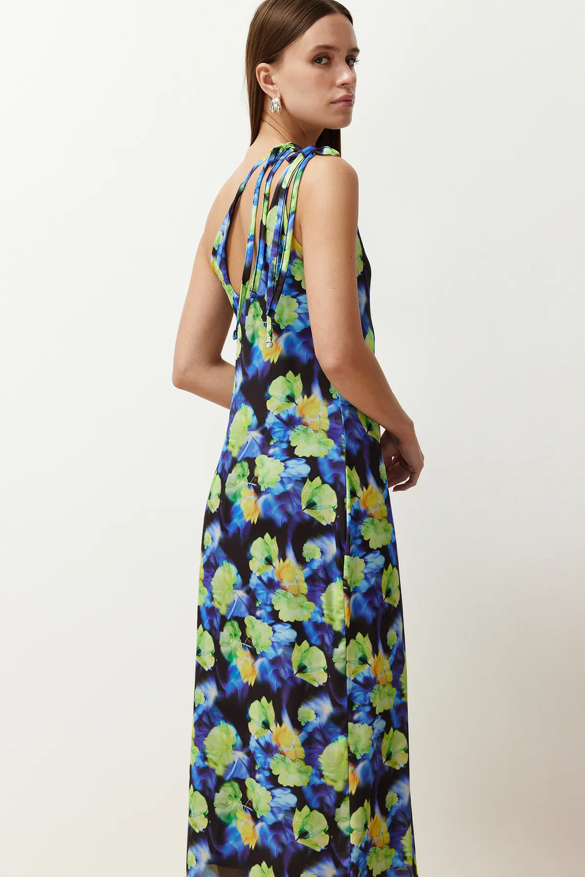 Trendyol Collection  Blaues, asymmetrisches, mit Tüll gefüttertes, figurbetontes Maxi-Bleistiftkleid aus dehnbarem Strick TWOSS23EL02315