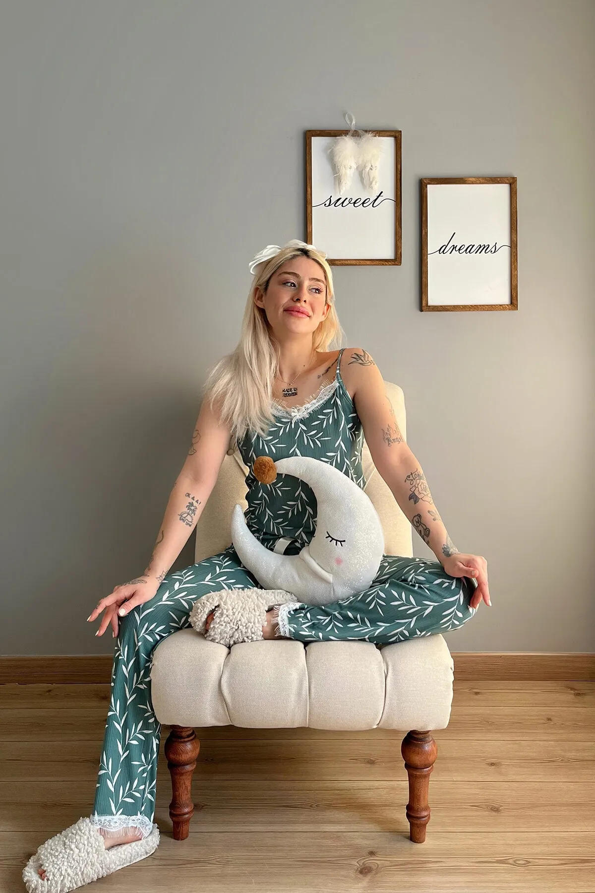 Pijamaevi  Gestricktes Damen-Pyjama-Set aus grünem Olivenzweig mit Spitze und Seilriemen