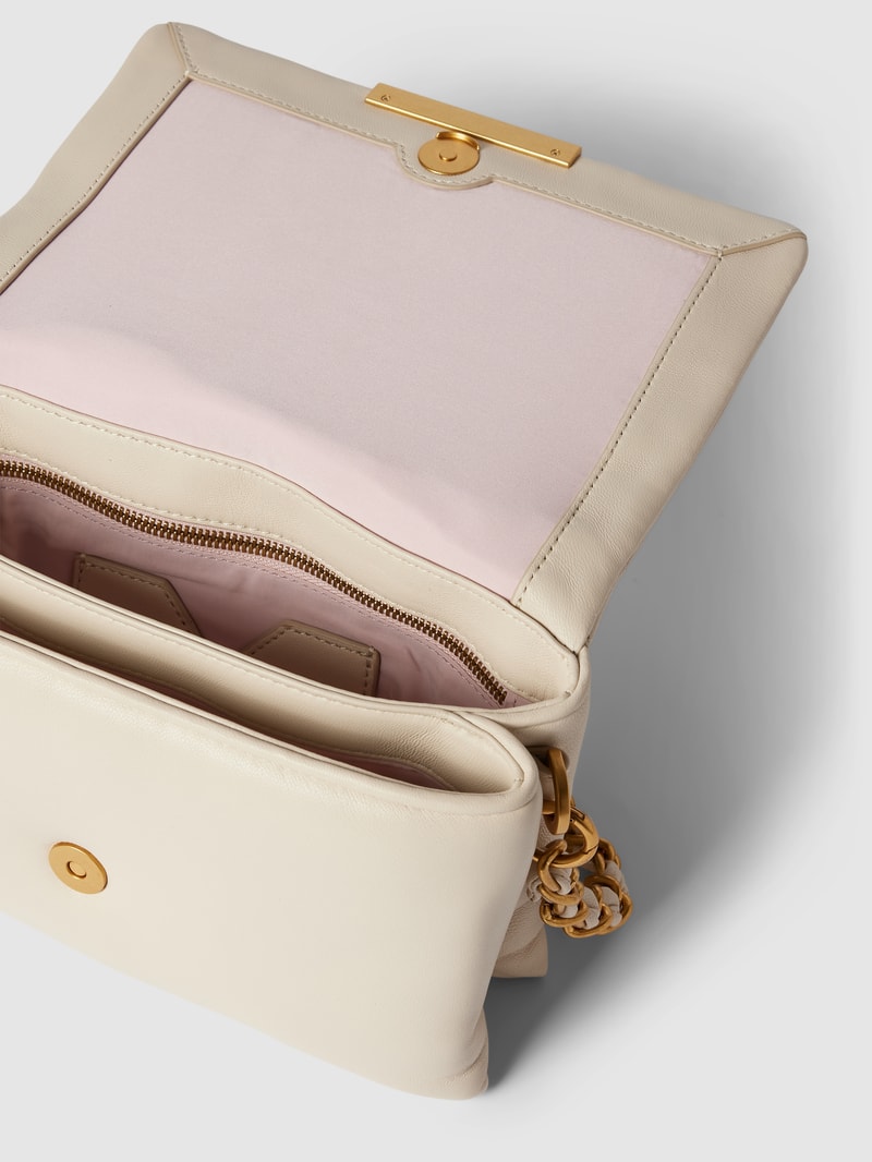 Umhängetasche mit Label-Detail Modell 'MILA' in offwhite