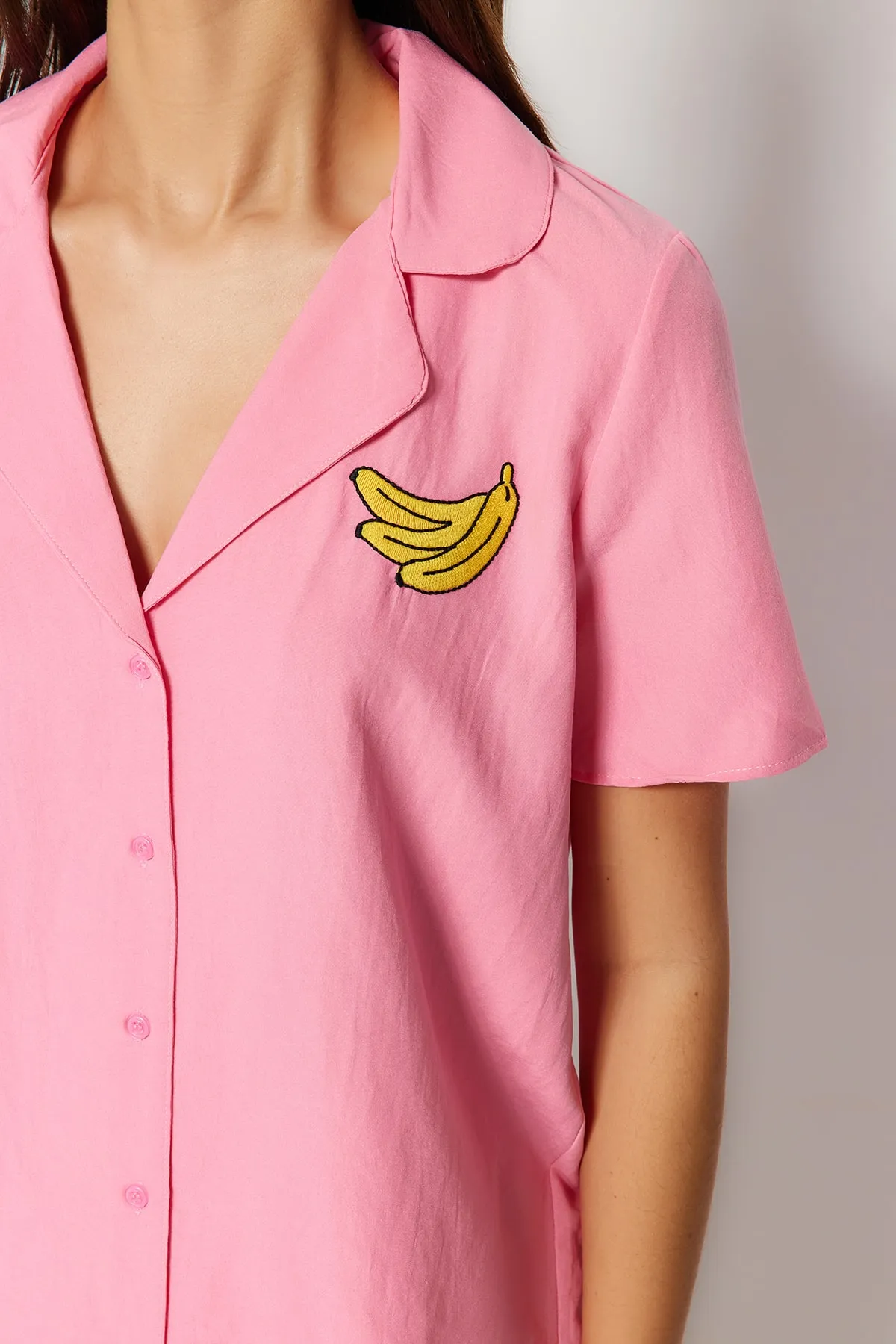 Trendyol Collection  Pink Banana Pyjama-Set aus Viskose-Shirt und Shorts mit Stickerei THMSS23PT00079