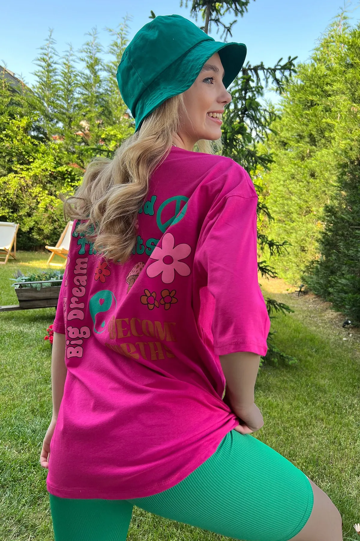 Trend Alaçatı Stili  Fuchsiafarbenes Oversize-T-Shirt aus 100 % Baumwolle mit Rundhalsausschnitt vorne und hinten, Flockdruck ALC-X7982