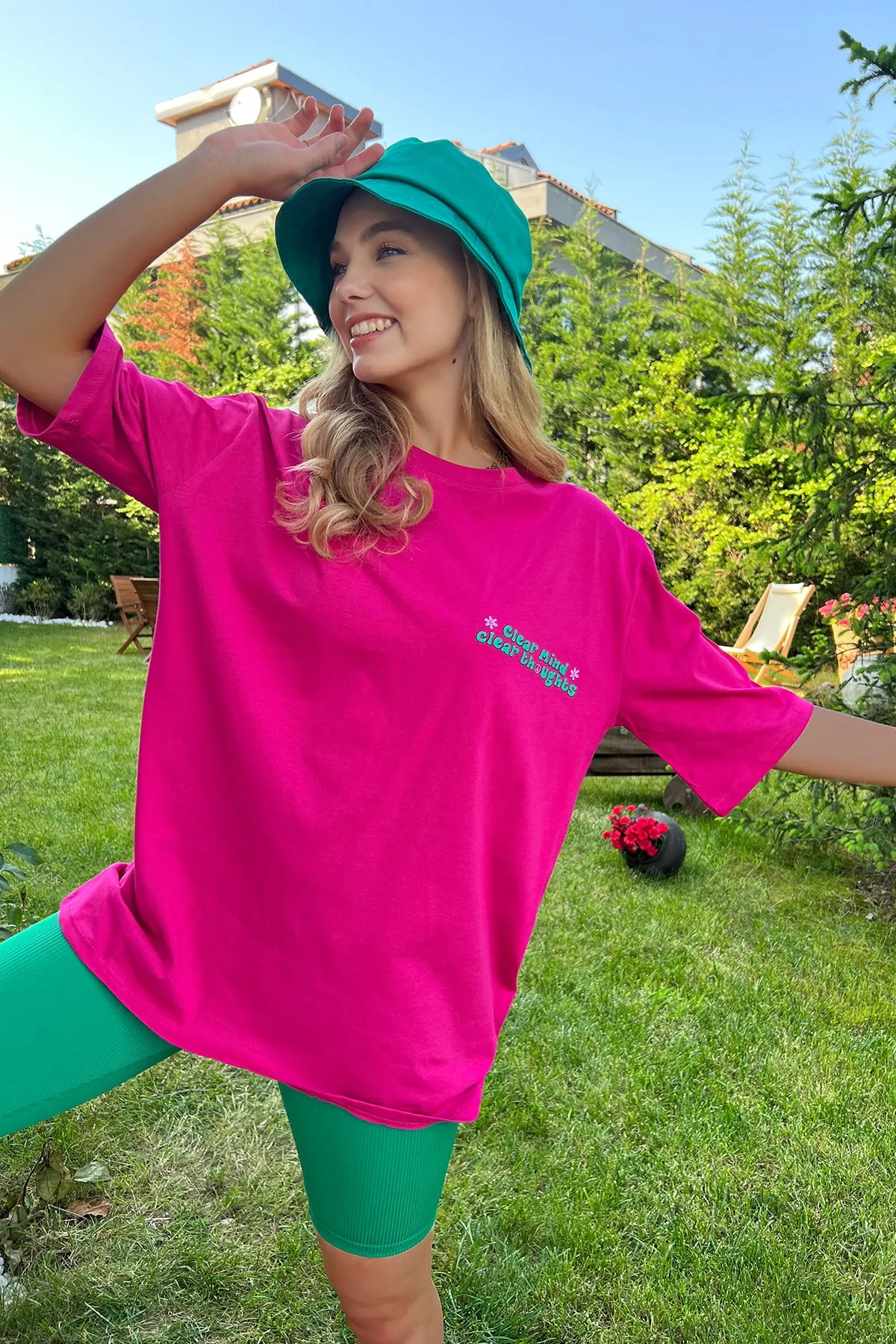 Trend Alaçatı Stili  Fuchsiafarbenes Oversize-T-Shirt aus 100 % Baumwolle mit Rundhalsausschnitt vorne und hinten, Flockdruck ALC-X7982