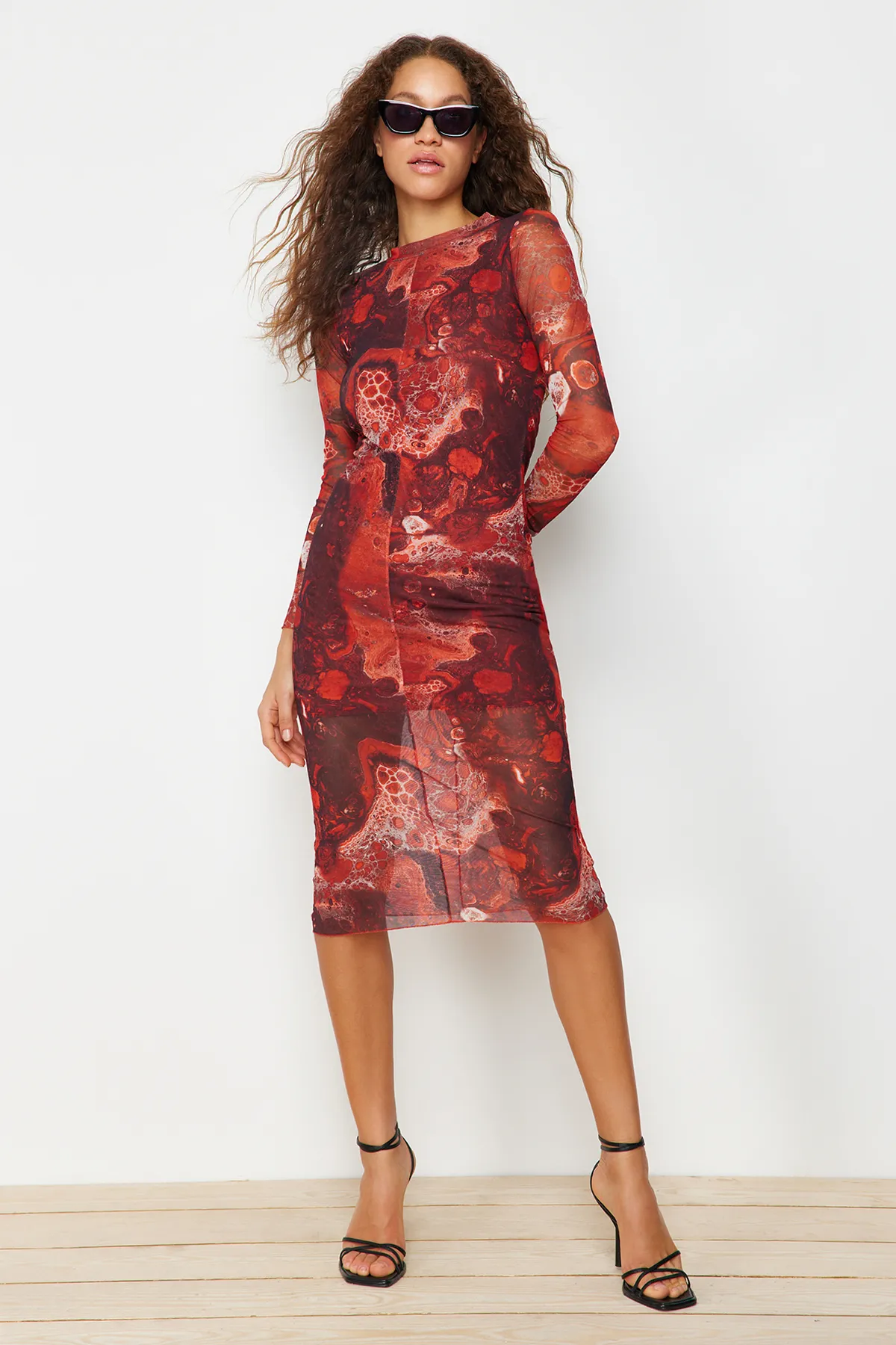 Trendyol Collection  Braunes, bedrucktes, mit Tüll gefüttertes, figurbetontes, hochgeschlossenes Midi-Strickkleid TWOAW24EL00165