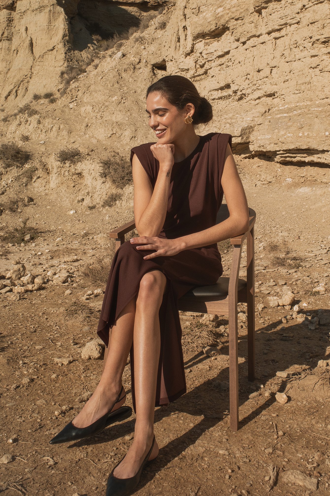 Midikleid mit markanten Schultern