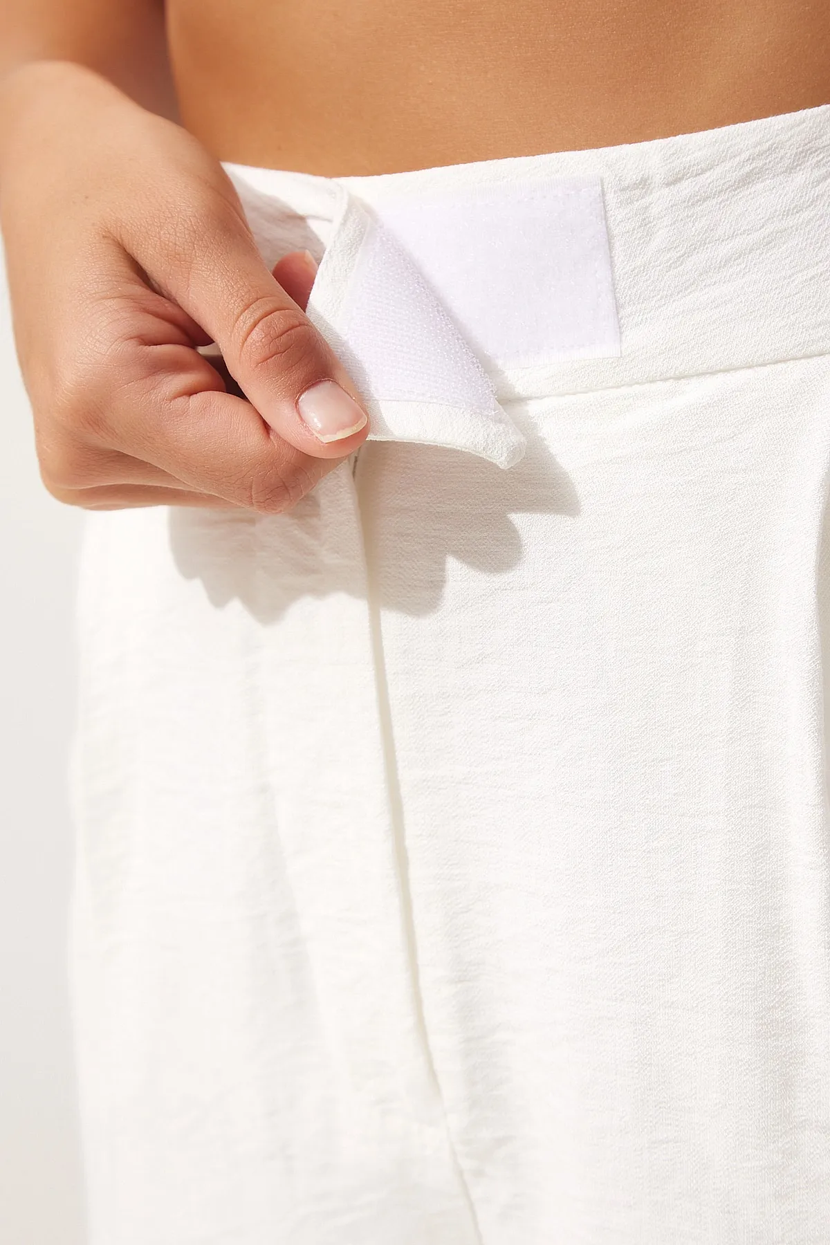 Happiness İstanbul  Weiße, lockere Leinenhose für Damen mit Klettverschluss BV00074