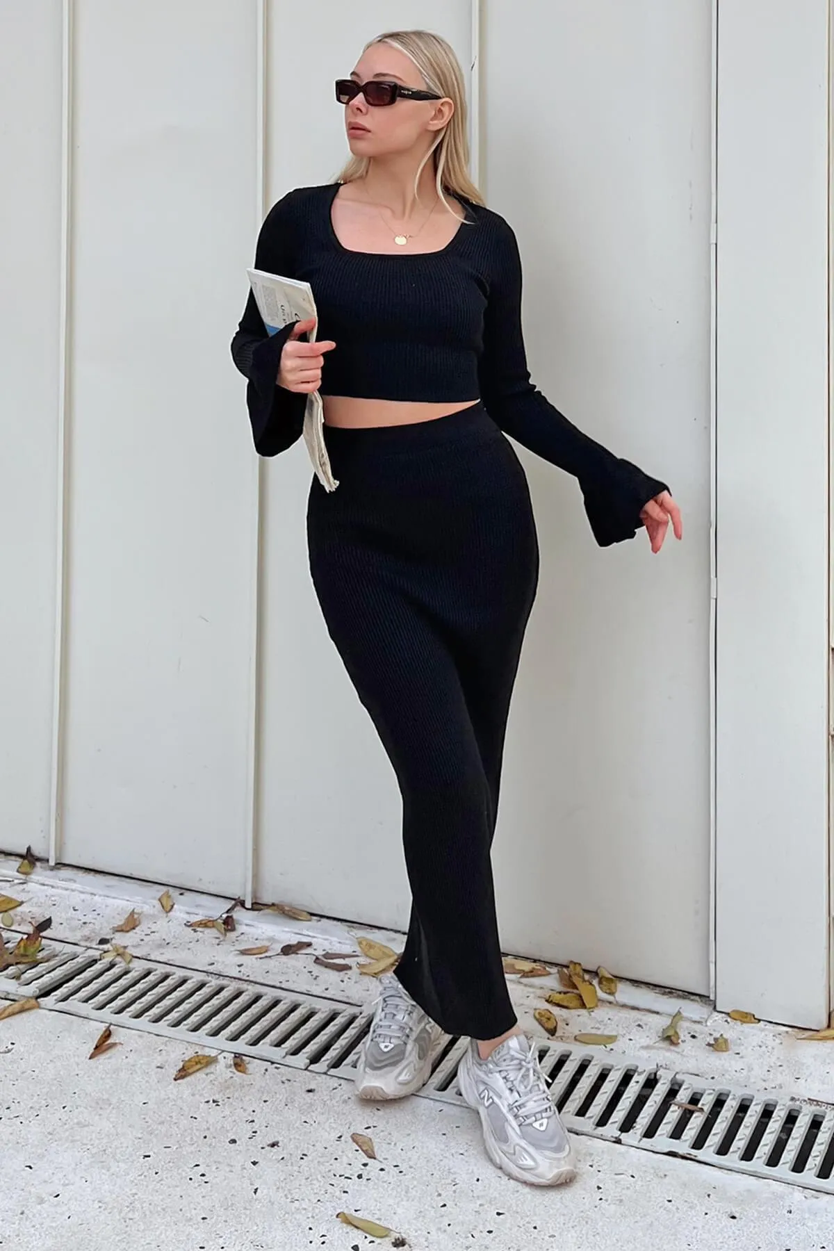 Swist  Schwarzes Strickset für Damen mit eckigem Ausschnitt, Schwungradärmeln, bauchfreiem Rock und Oberteil
