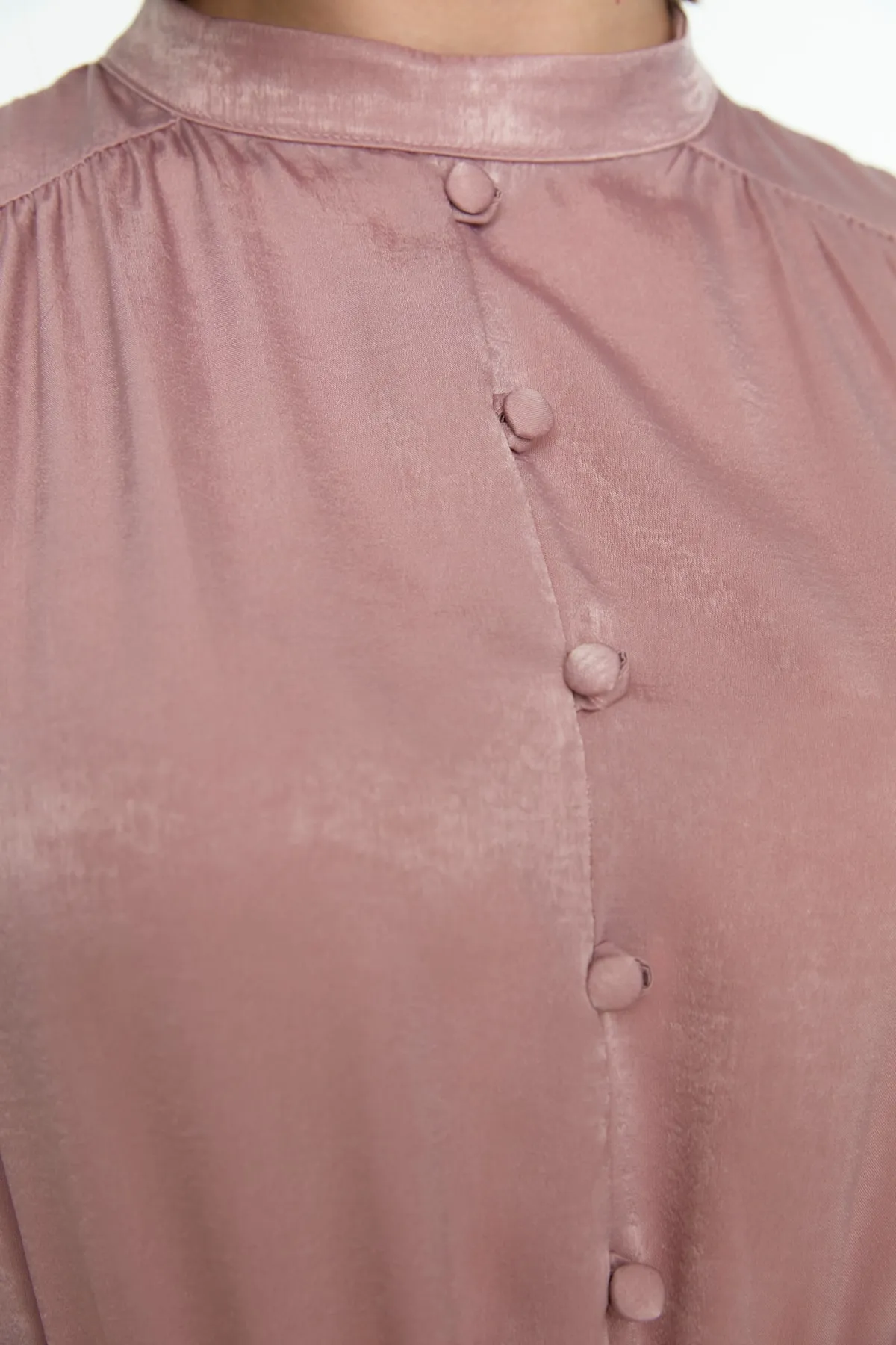 Trendyol Modest  Abendkleid aus Satin mit „Dried Rose Brit“-Details TCTSS22EB0090