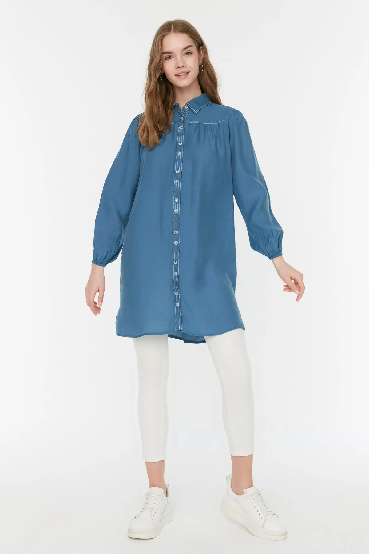 Trendyol Modest  Indigofarbenes Hemd aus gewebtem Leinen-Look mit Kontrastnähten und natürlichem Stoff TCTSS22GO0380