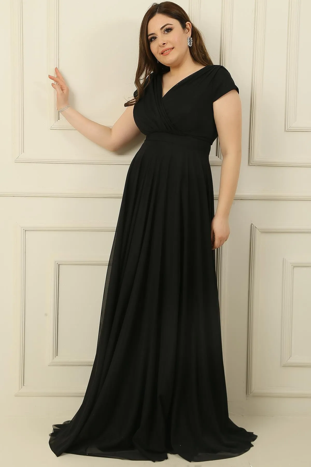 By Saygı  Langes Kleid mit zweireihigem Kragen und gefütterten Nagelärmeln, runder, ausgestellter Chiffon-Tüll in Übergröße