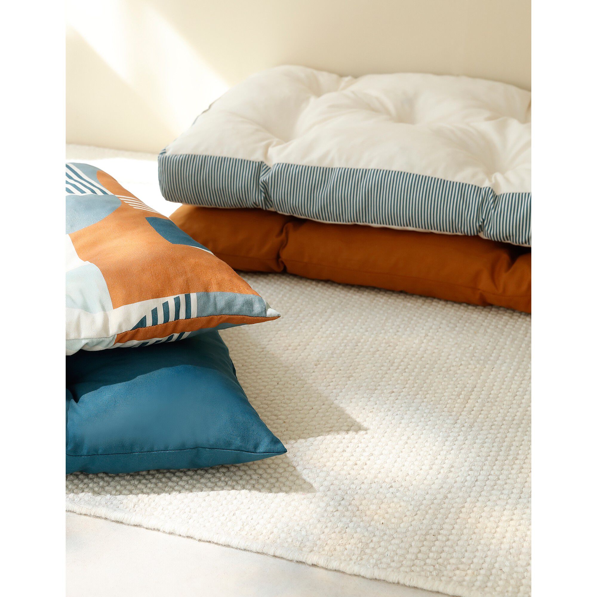 Long coussin de sol uni avec détail rayé