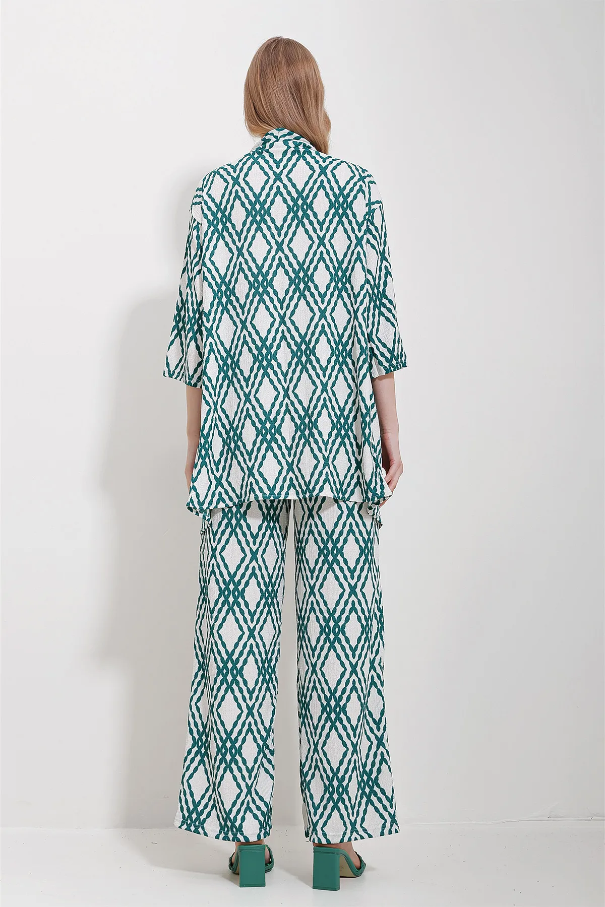 Trend Alaçatı Stili  Grünes gemustertes Set aus Kimonojacke und Palazzohose für Damen ALC-X10512