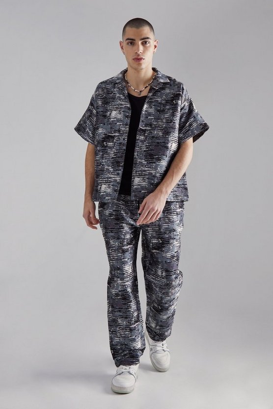 Kastiges strukturiertes Camouflage-Hemd und Hose