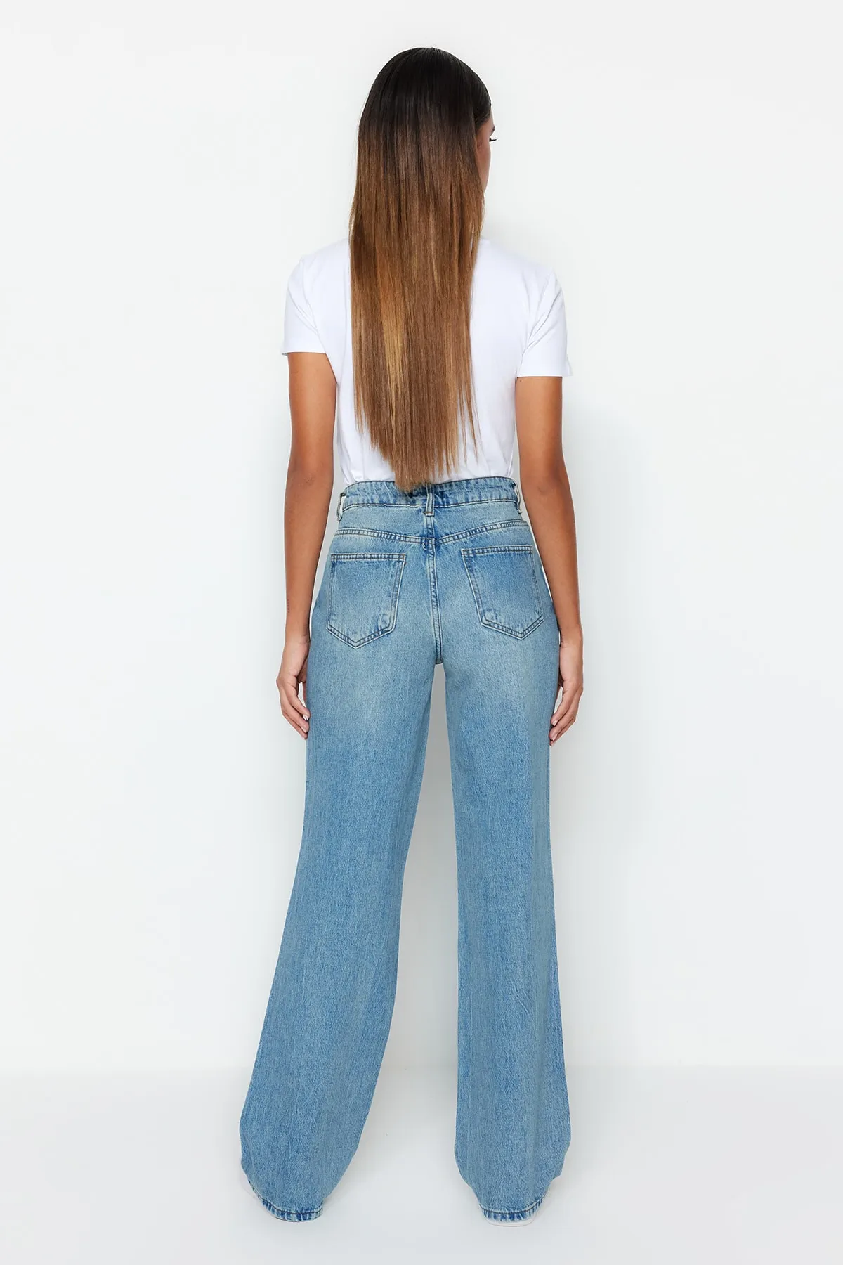 Trendyol Collection  Blaue, blasse Vintage-Jeans mit weitem Bein und Rissen, niedrige Taille, TWOSS23JE00102