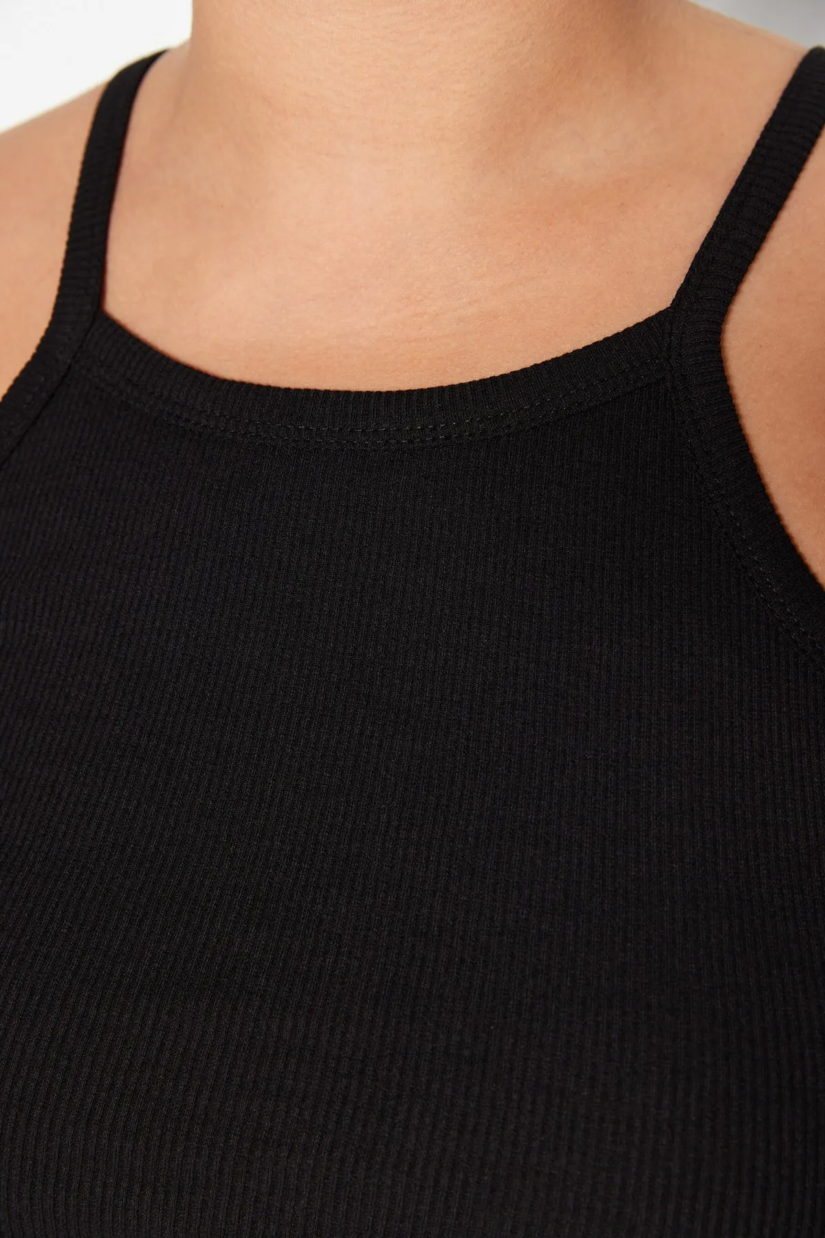 Trendyol Curve  Schwarzes Basic-Strick-Tanktop mit Neckholder-Kragen TBBSS23CV00000