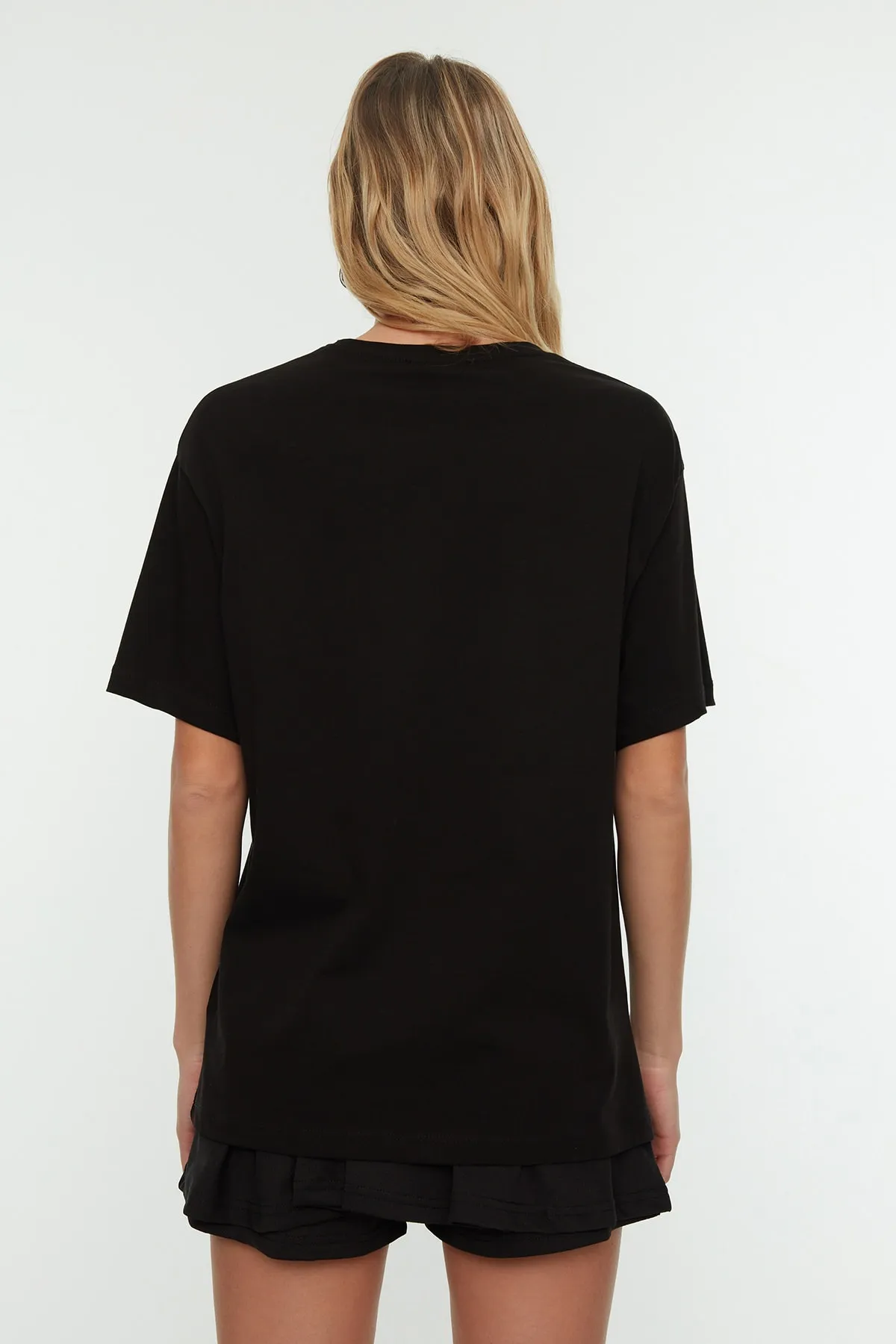 Trendyol Collection  Schwarzes, bedrucktes, übergroßes/weit geschnittenes Strick-T-Shirt mit Rundhalsausschnitt, 100 % Baumwolle TWOSS20TS0247