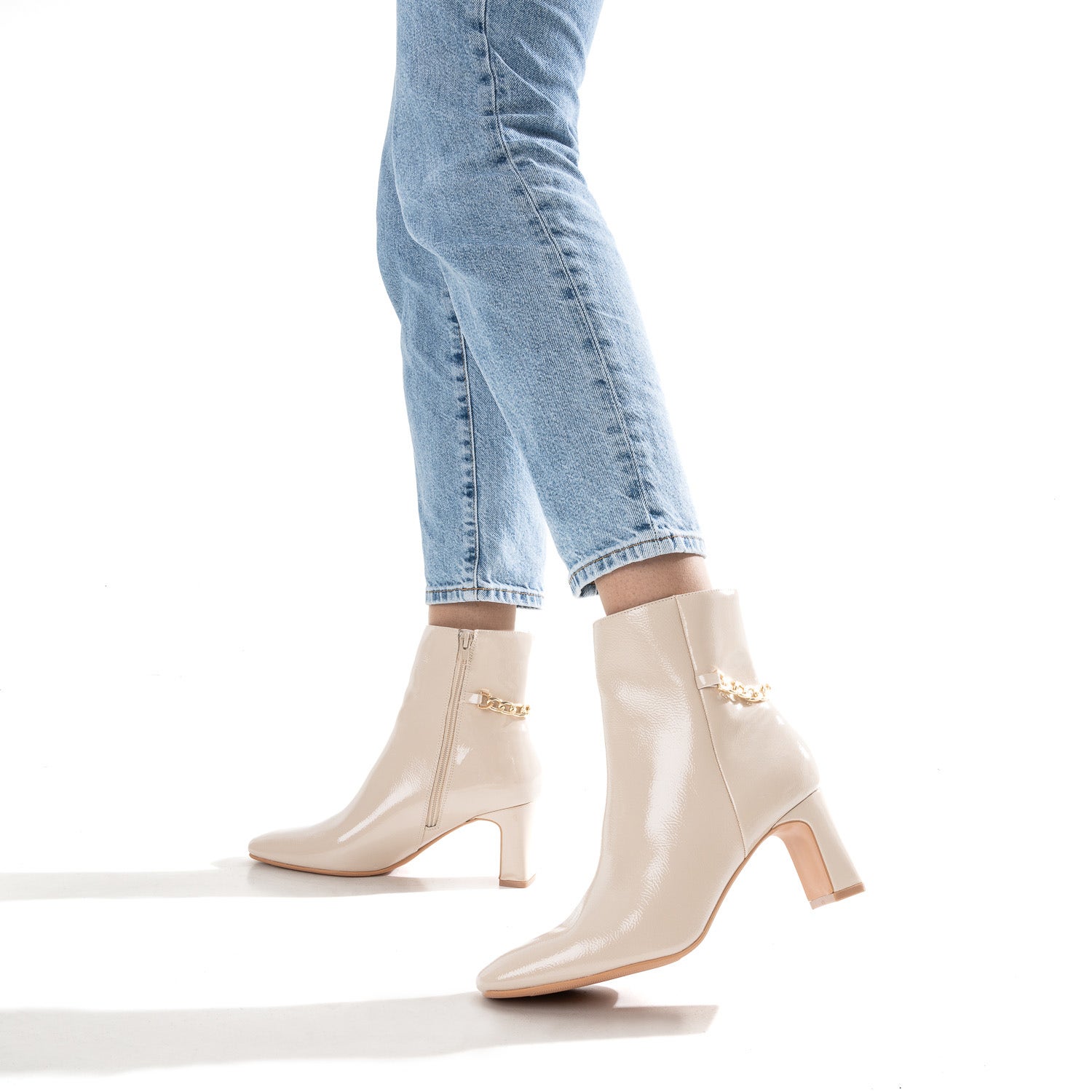 Boots écru verni décor chaîne