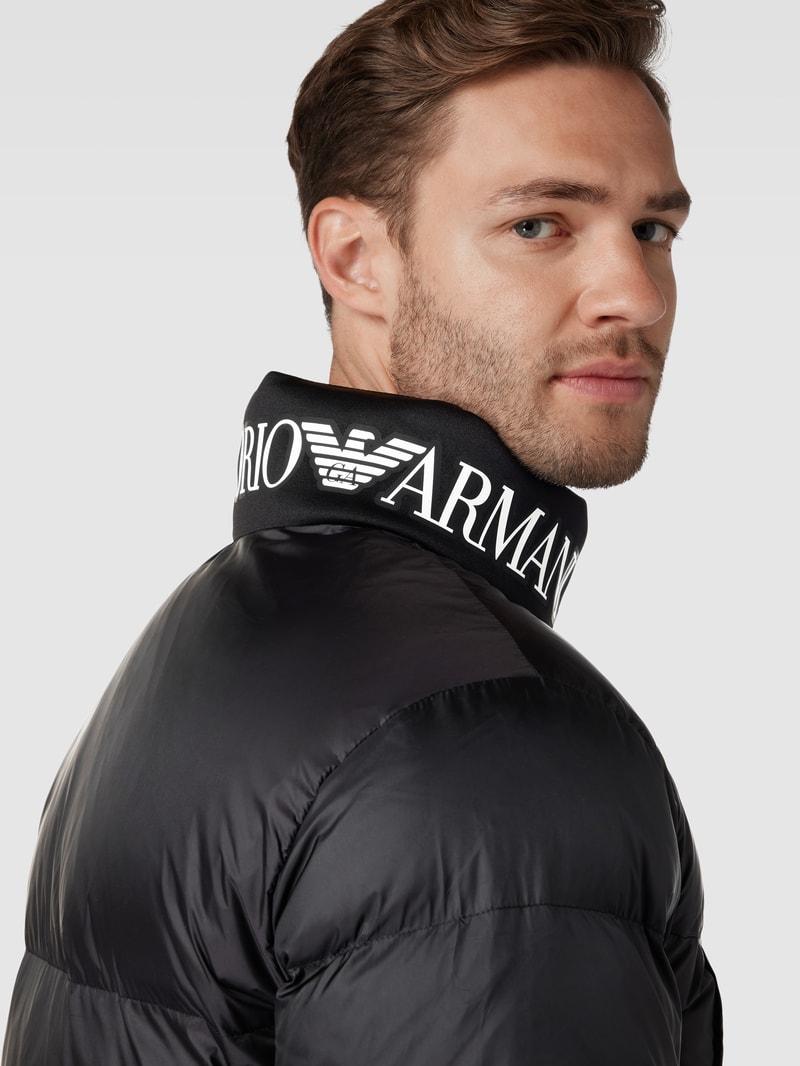 Daunenjacke mit Stehkragen in schwarz