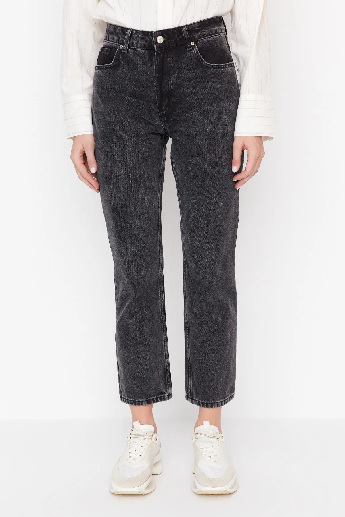 Trendyol Collection  Schwarze, nachhaltigere Jeans mit geradem Bein und hoher Taille TWOAW23JE00362