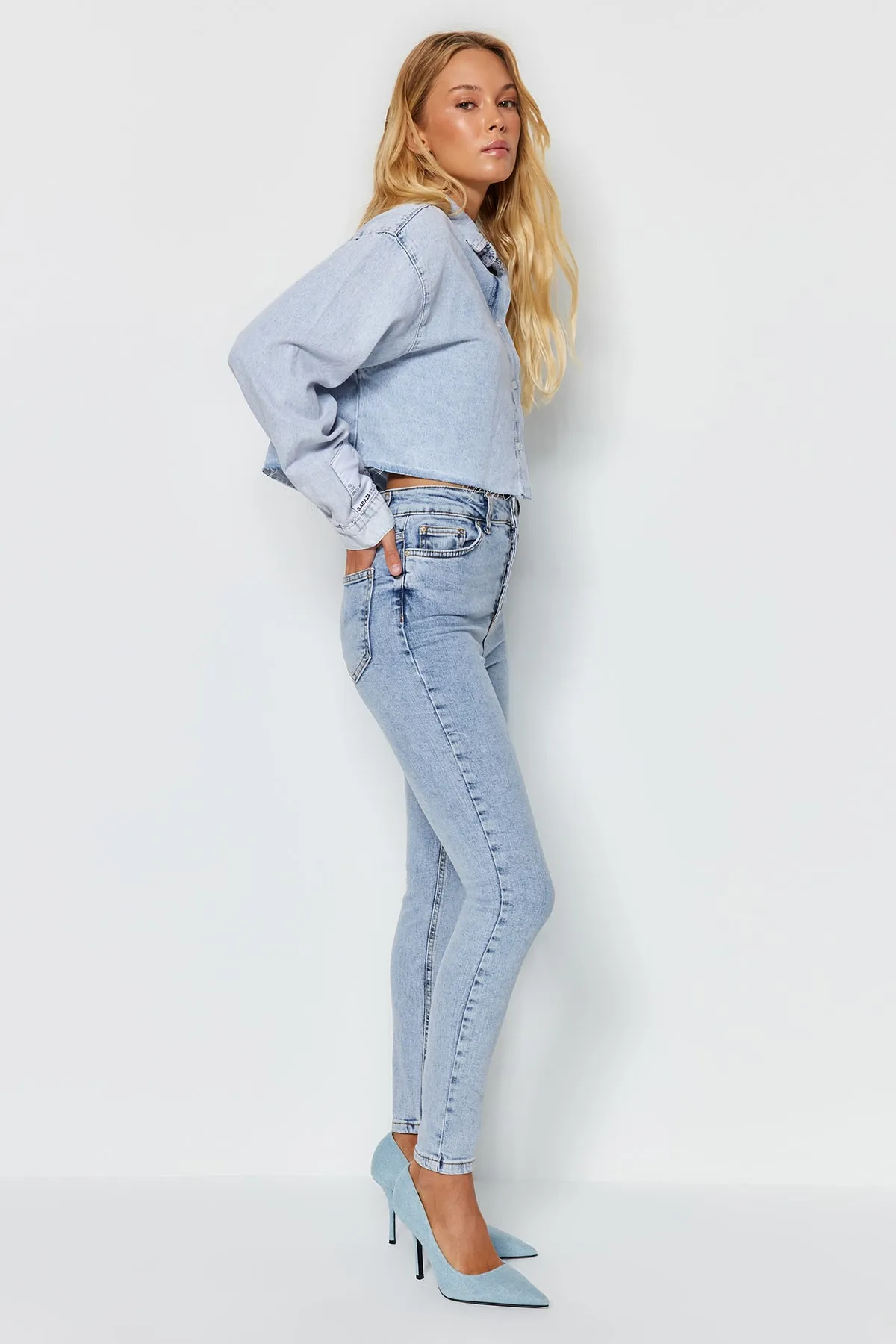 Trendyol Collection  Blaue Skinny Jeans mit Knopfleiste vorn und hoher Taille TWOSS23JE00077