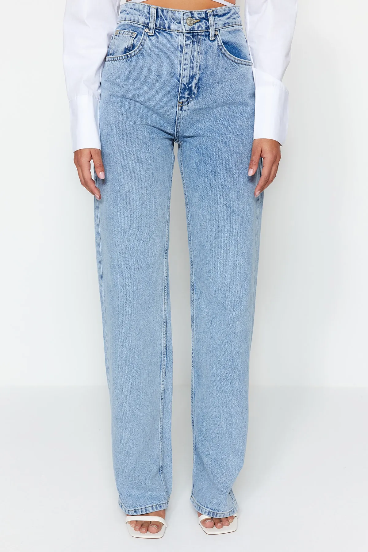 Trendyol Collection  Hellblaue Jeans mit hoher Taille und weitem Bein TWOSS23JE00068