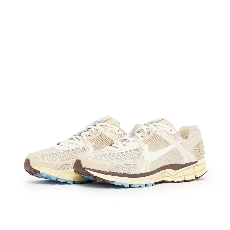 NIKE Wmns Zoom Vomero 5 