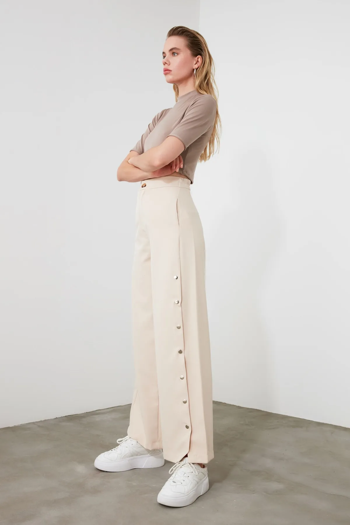 Trendyol Collection  Stone Wide Leg / Wide Leg Woven-Hose mit Knöpfen an den Seiten TWOSS20PL0398