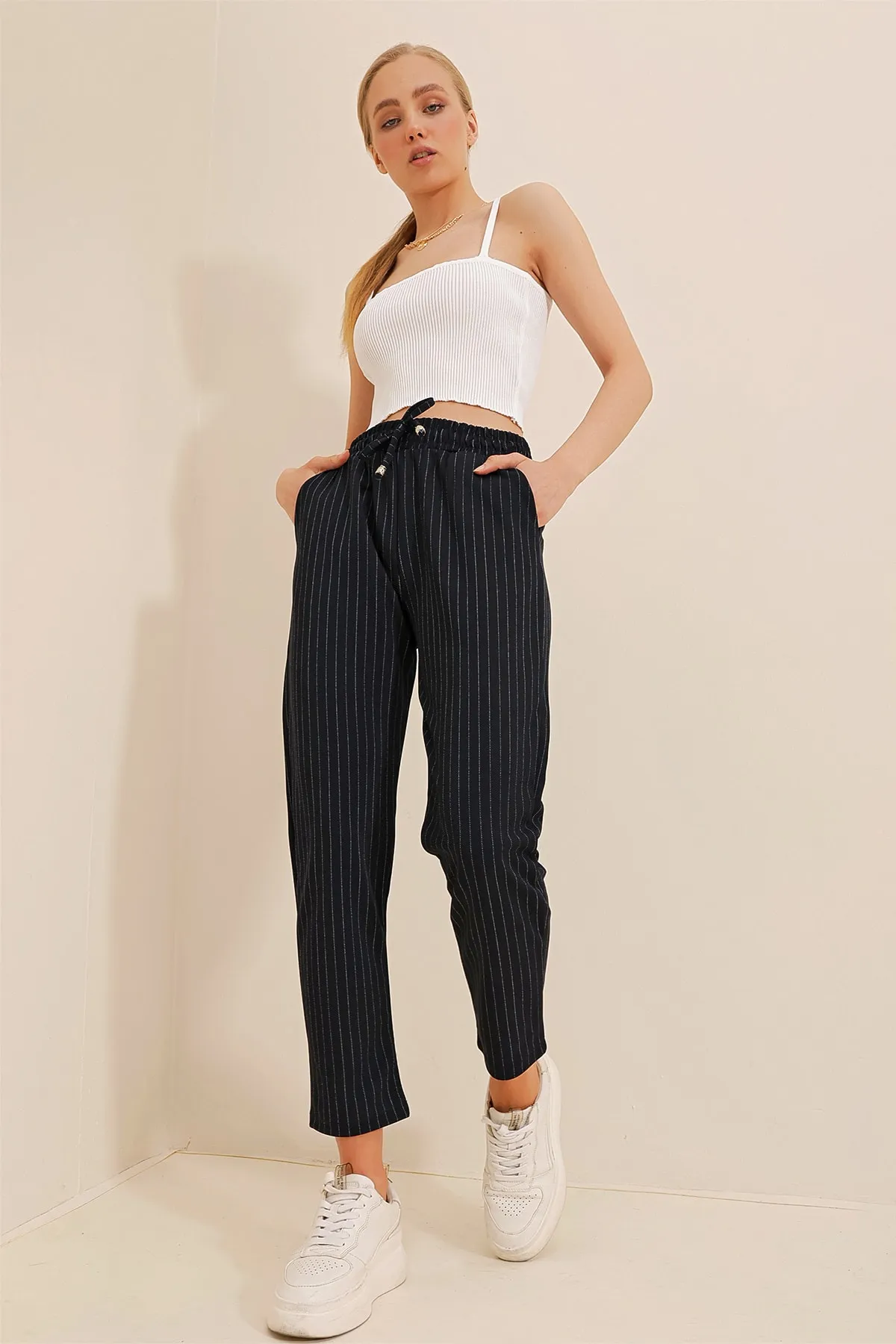 Trend Alaçatı Stili  Marineblaue Damenhose mit hoher Taille und doppelten Taschen, gestreift, lässig geschnitten, ALC-X10430
