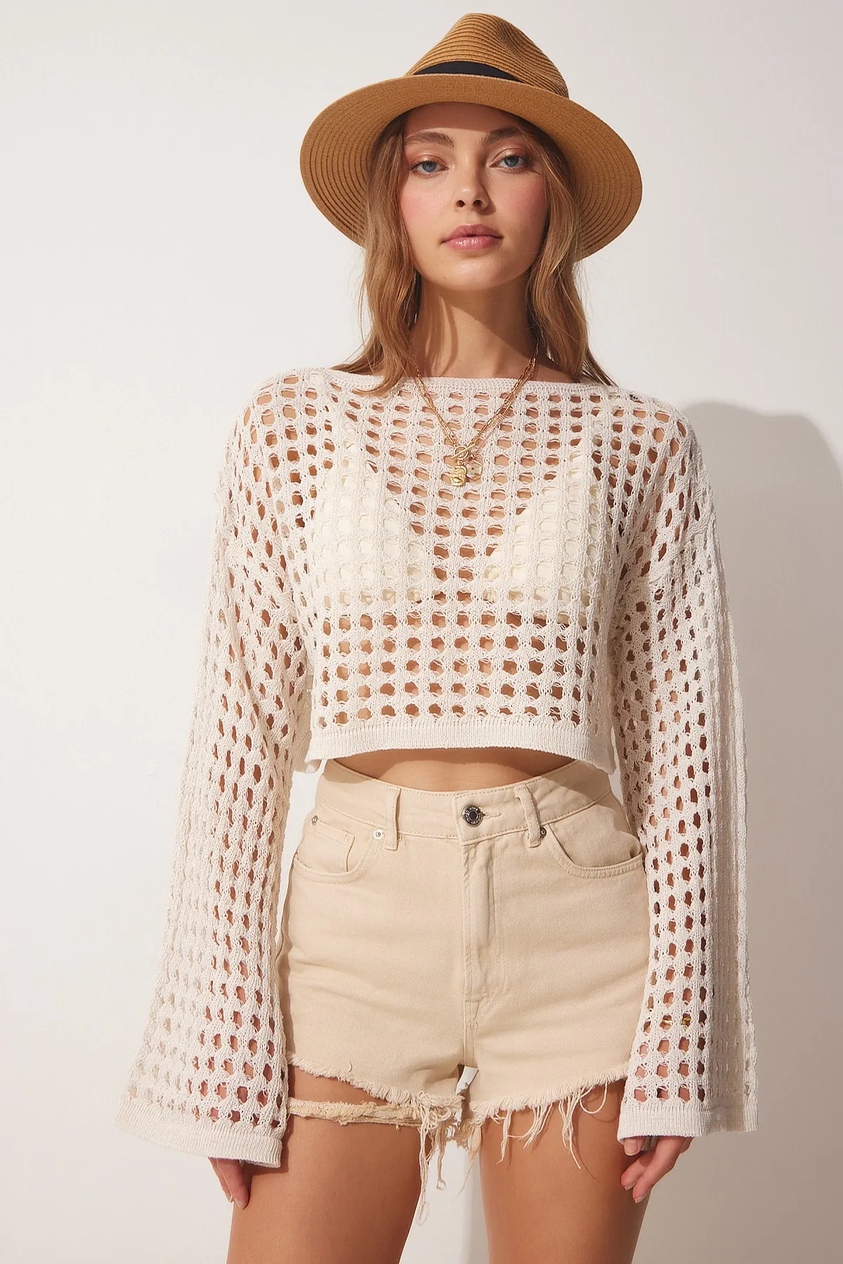 Happiness İstanbul  Cremefarbene durchbrochene Crop-Strickbluse für Damen YY00151