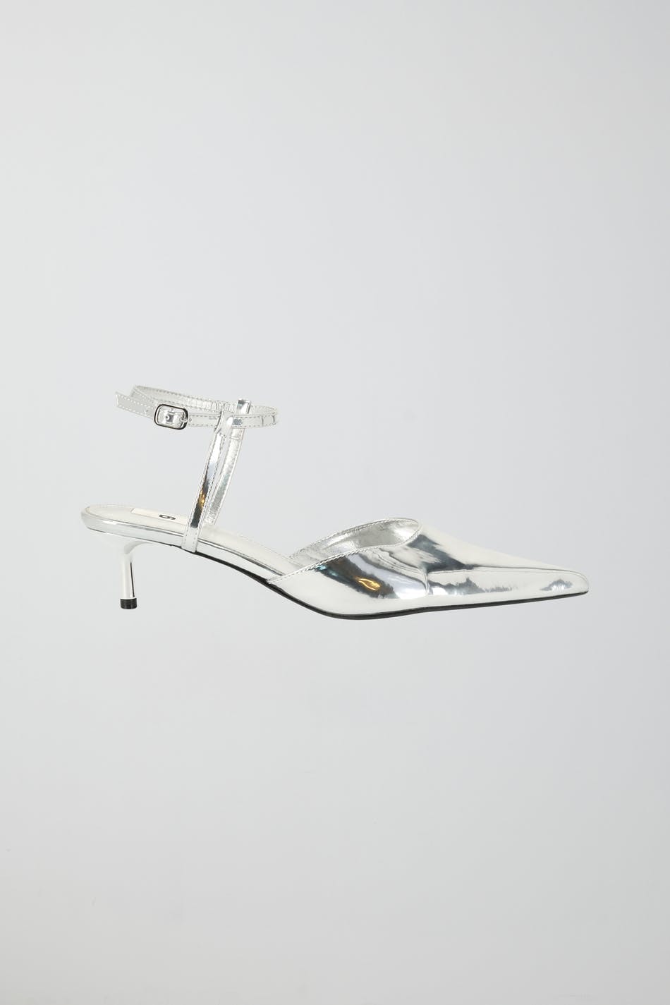 Pointed silver pumps