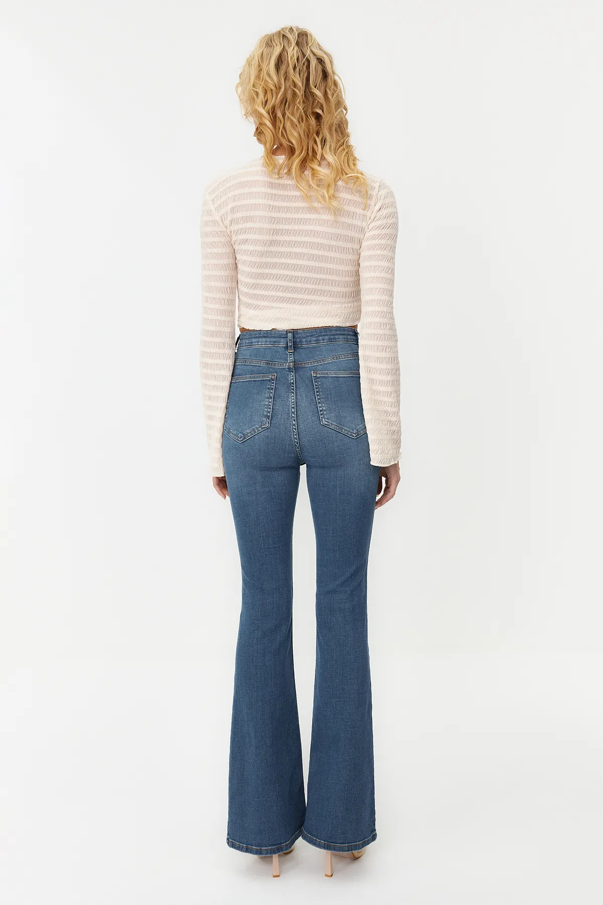 Trendyol Collection  Blaue Schlagjeans mit hoher Taille TWOSS24JE00135