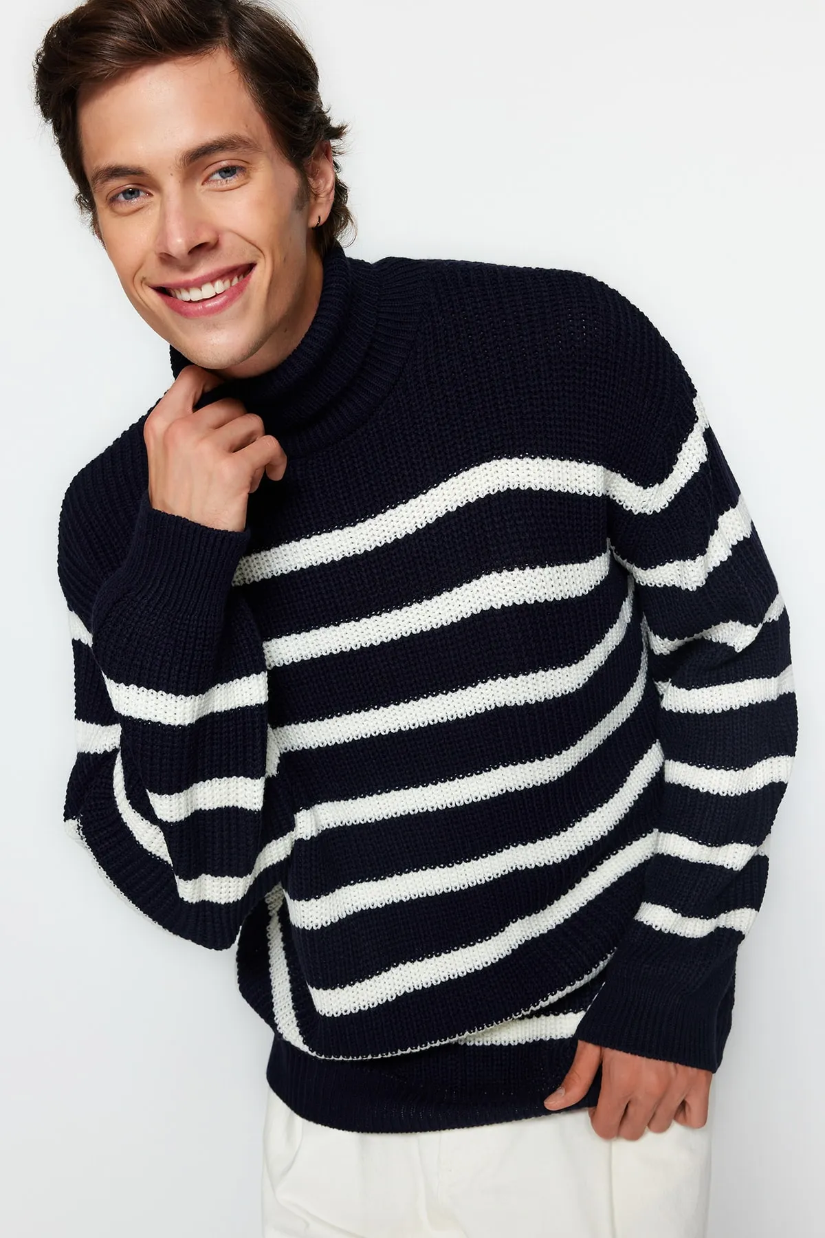 Trendyol Collection  Marineblauer, gestreifter Unisex-Strickpullover in Oversize-Passform und weiter Passform TMNAW24KZ00017