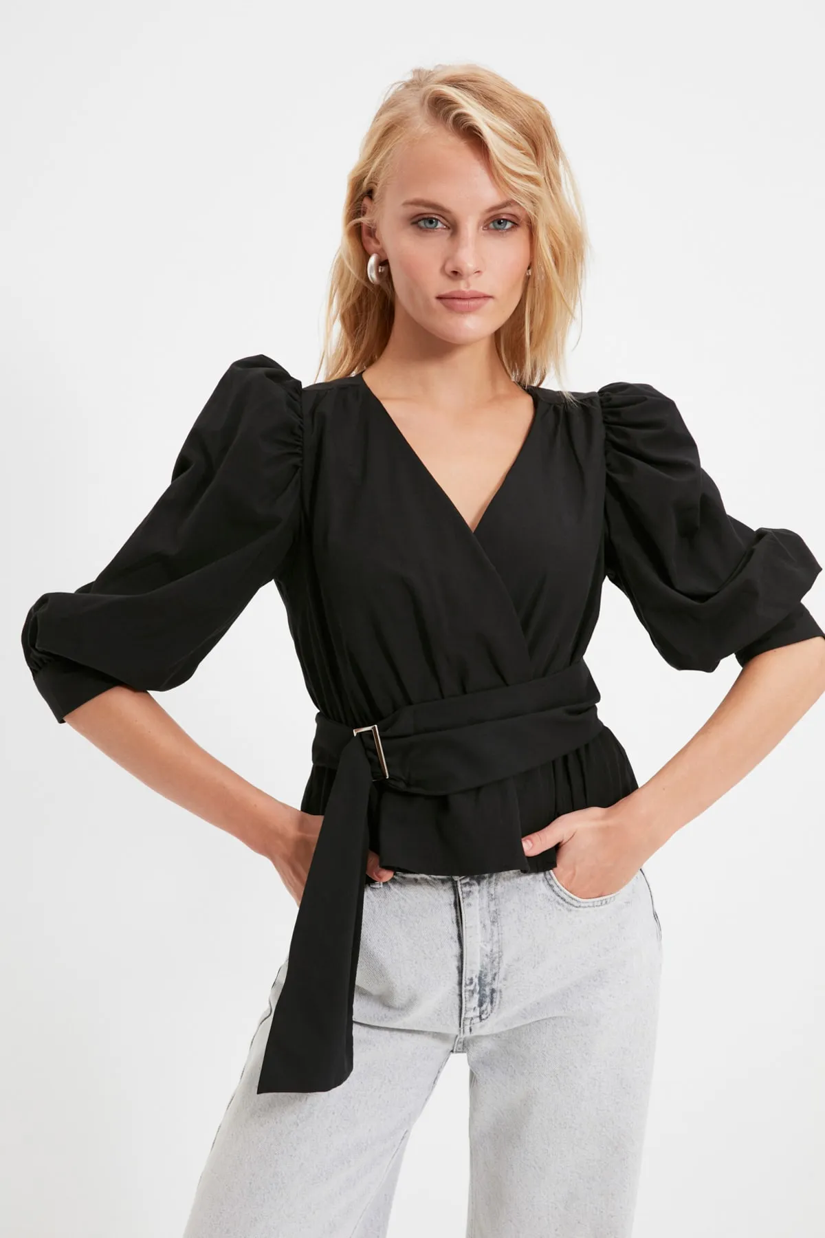 Trendyol Collection  Schwarze zweireihige Webbluse mit Gürtel TWOAW20BZ0923