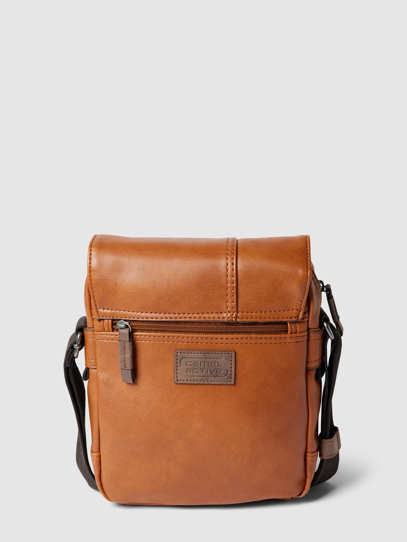 Umhängetasche mit Label-Patch in cognac