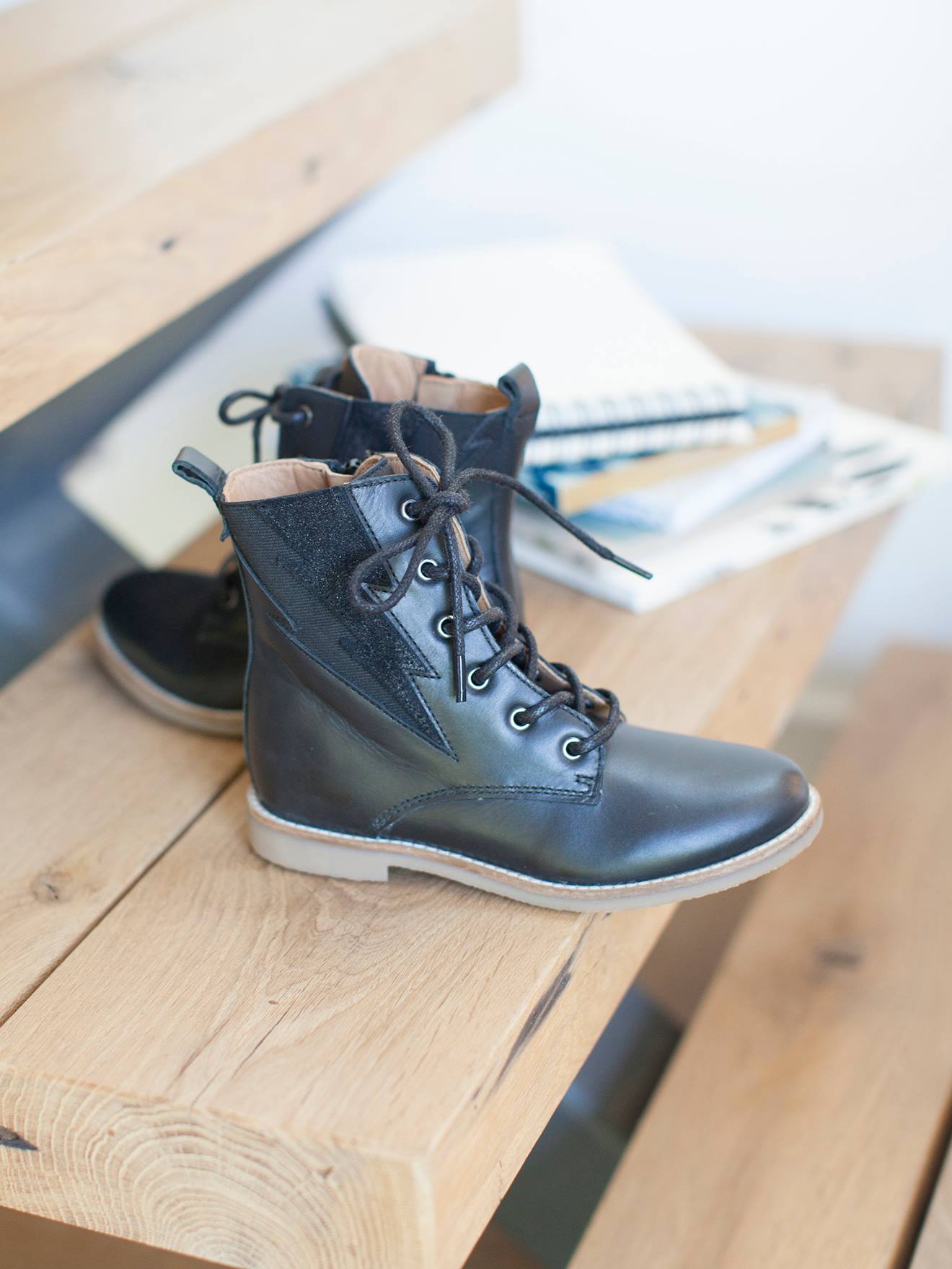 Bottines hautes lacées et zippées en cuir fille noir