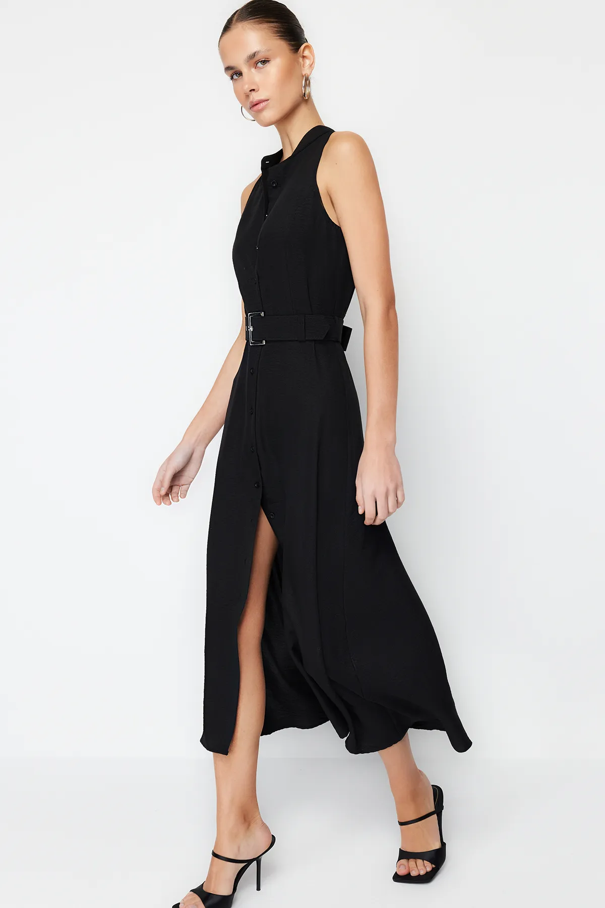 Trendyol Collection  Schwarzes gewebtes Midi-Hemdkleid mit Gürtel TWOSS23EL01628