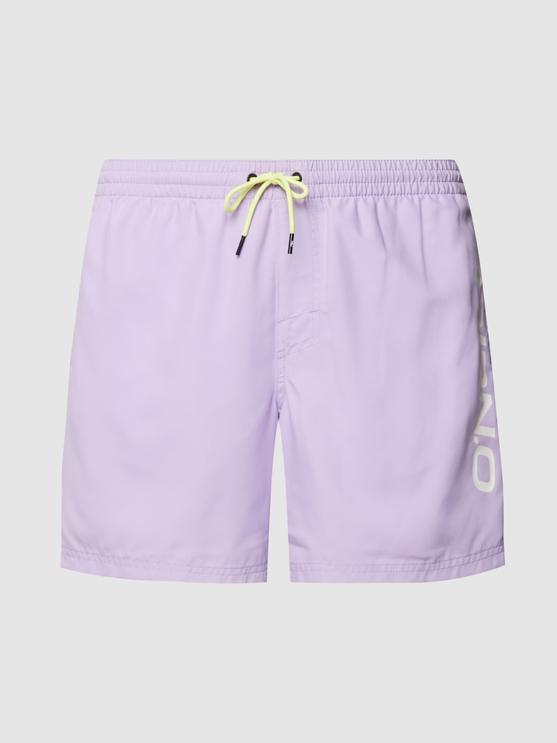 Badehose mit Label-Print Modell 'Cali' in flieder