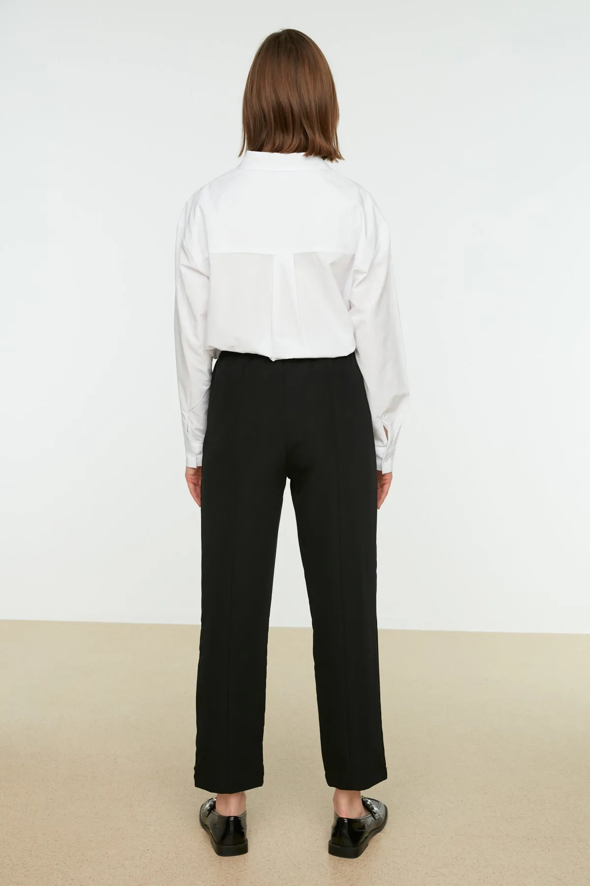 Trendyol Modest  Schwarze gewebte Hose mit elastischem Bund und Rippendetails und geradem Schnitt TCTSS21PL0570