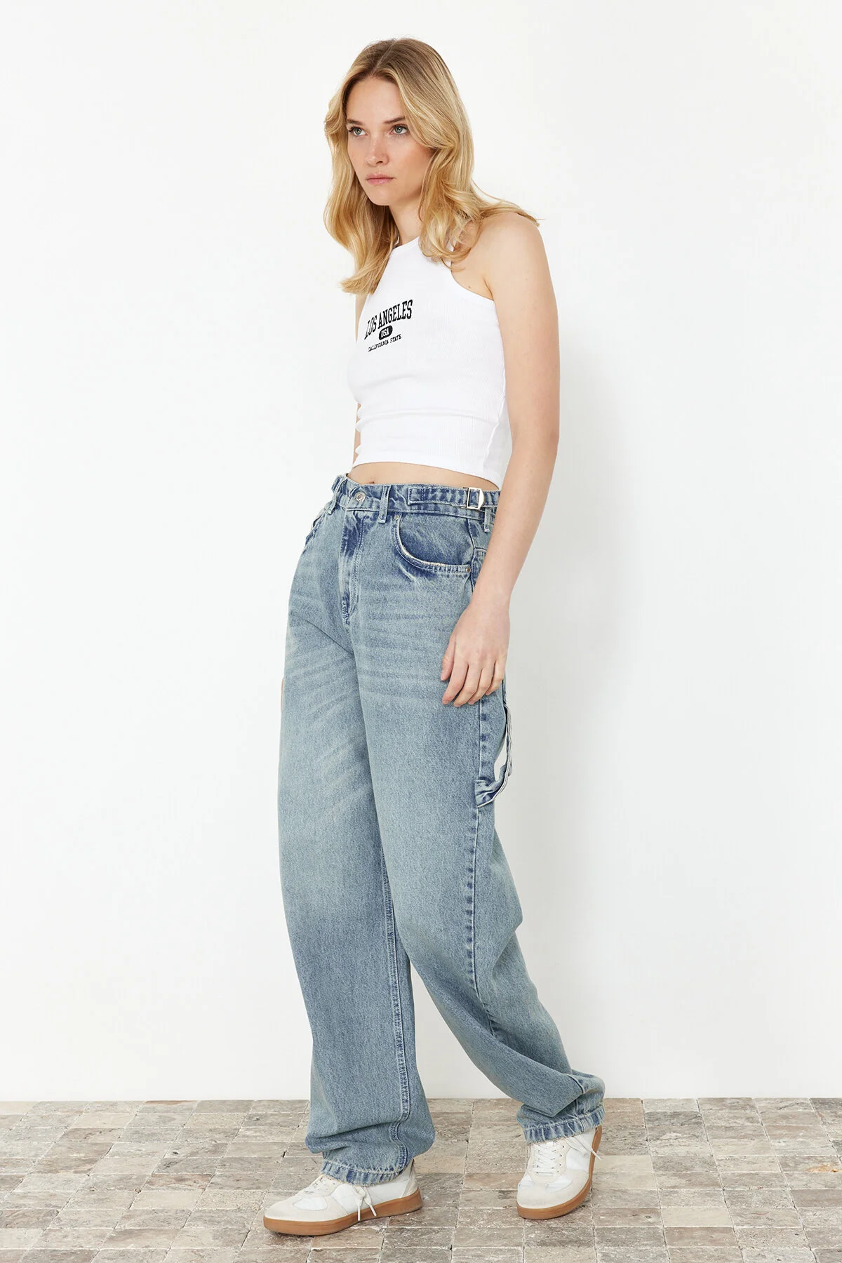 Trendyol Collection  Hellblaue Carpenter-Jeans mit hoher Taille - Loose Fit TWOAW24JE00308