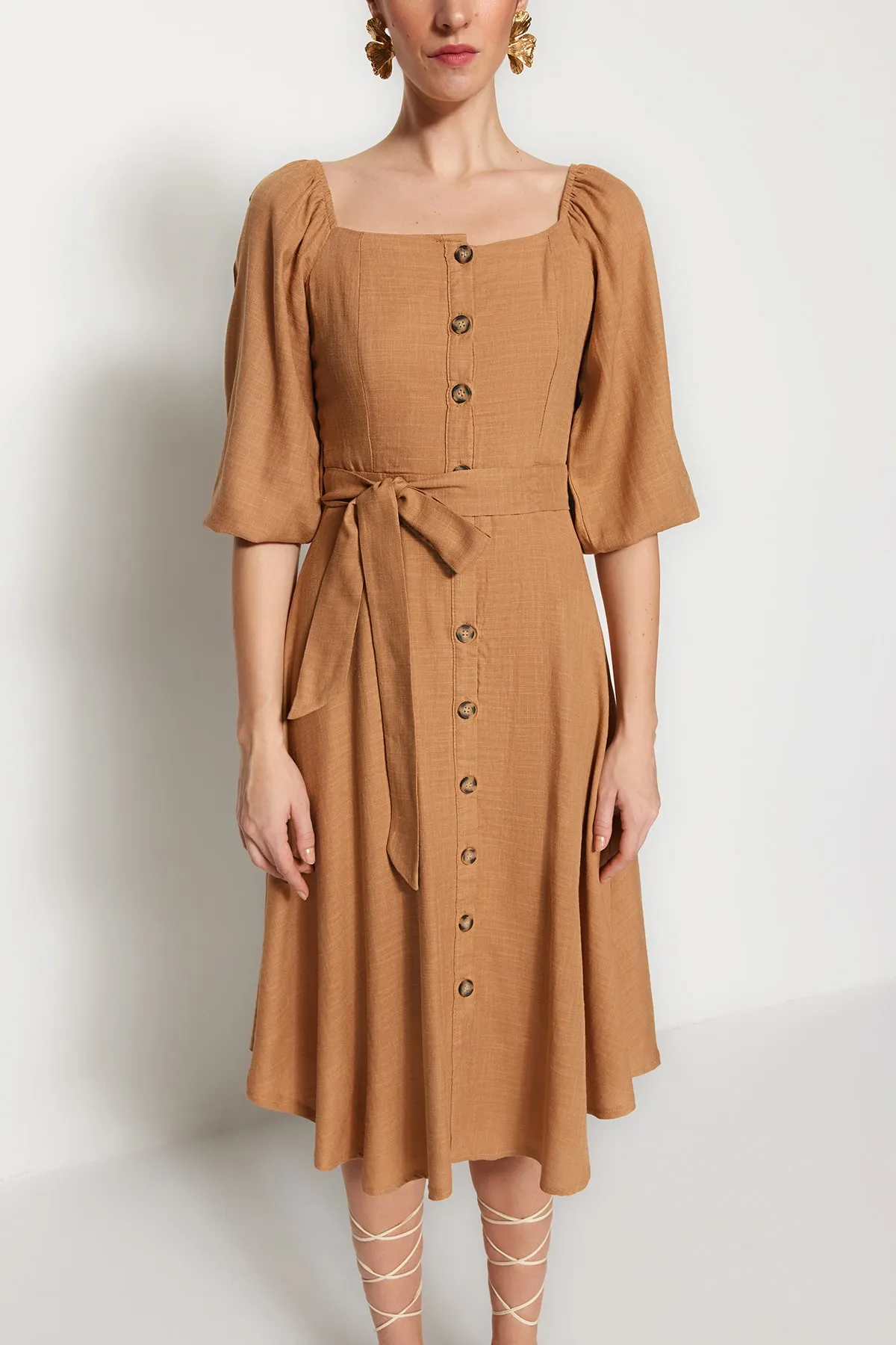 Trendyol Collection  Kamelfarbenes, gewebtes Midikleid mit Gürtel und Knöpfen und quadratischem Kragen TWOSS19IE0009