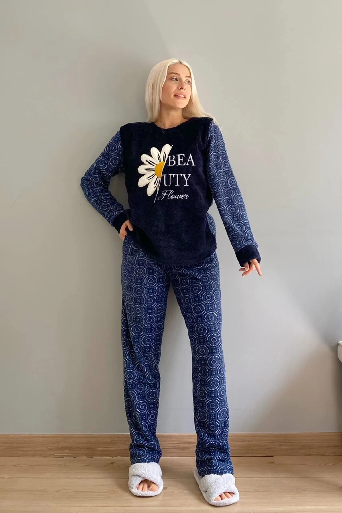 Pijamaevi  Marineblaues Damen-Pyjama-Set aus Plüsch mit Gänseblümchenmuster
